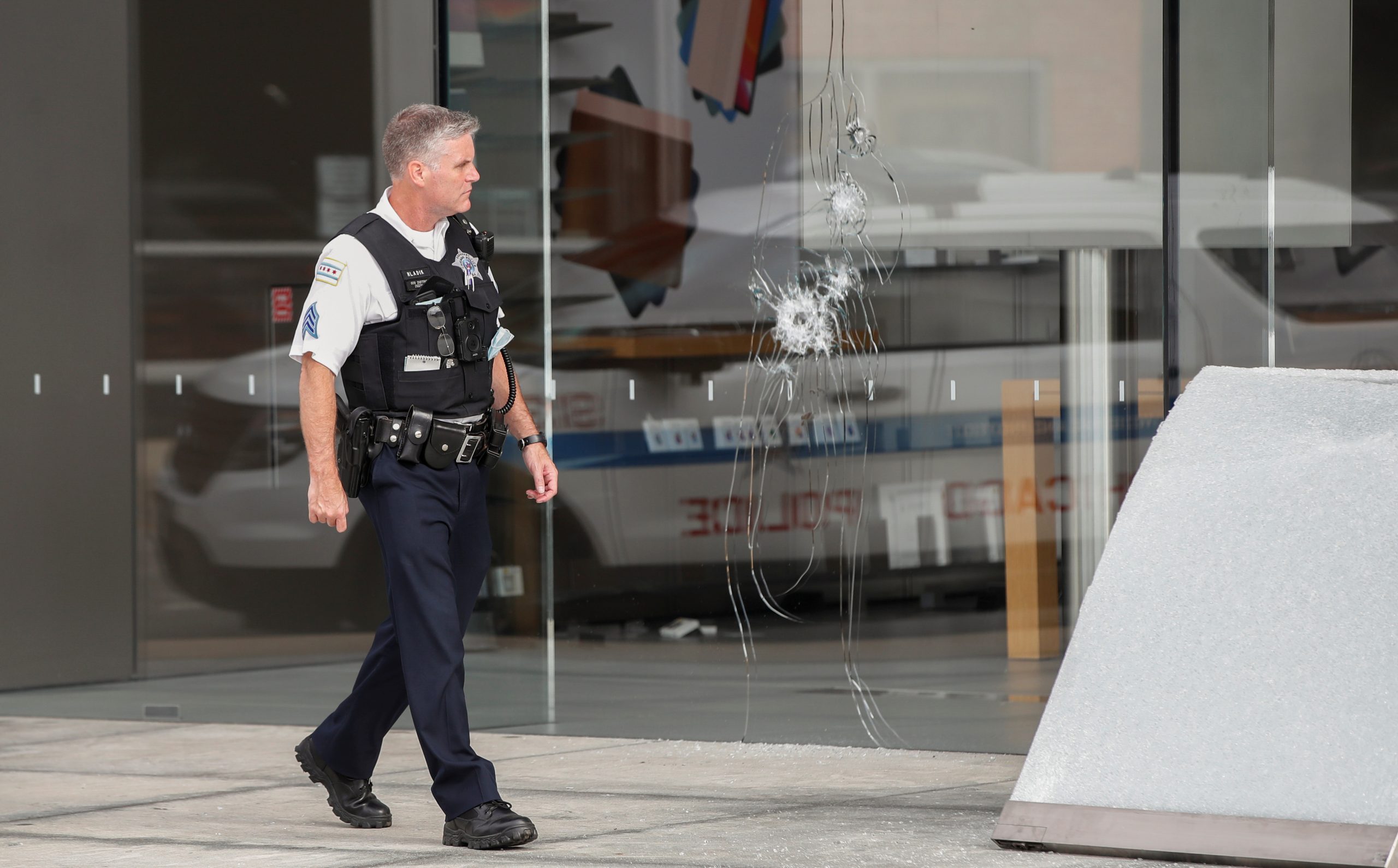 Mass Looting Breaks Out In Chicago; Shots Fired, 100 Arrested