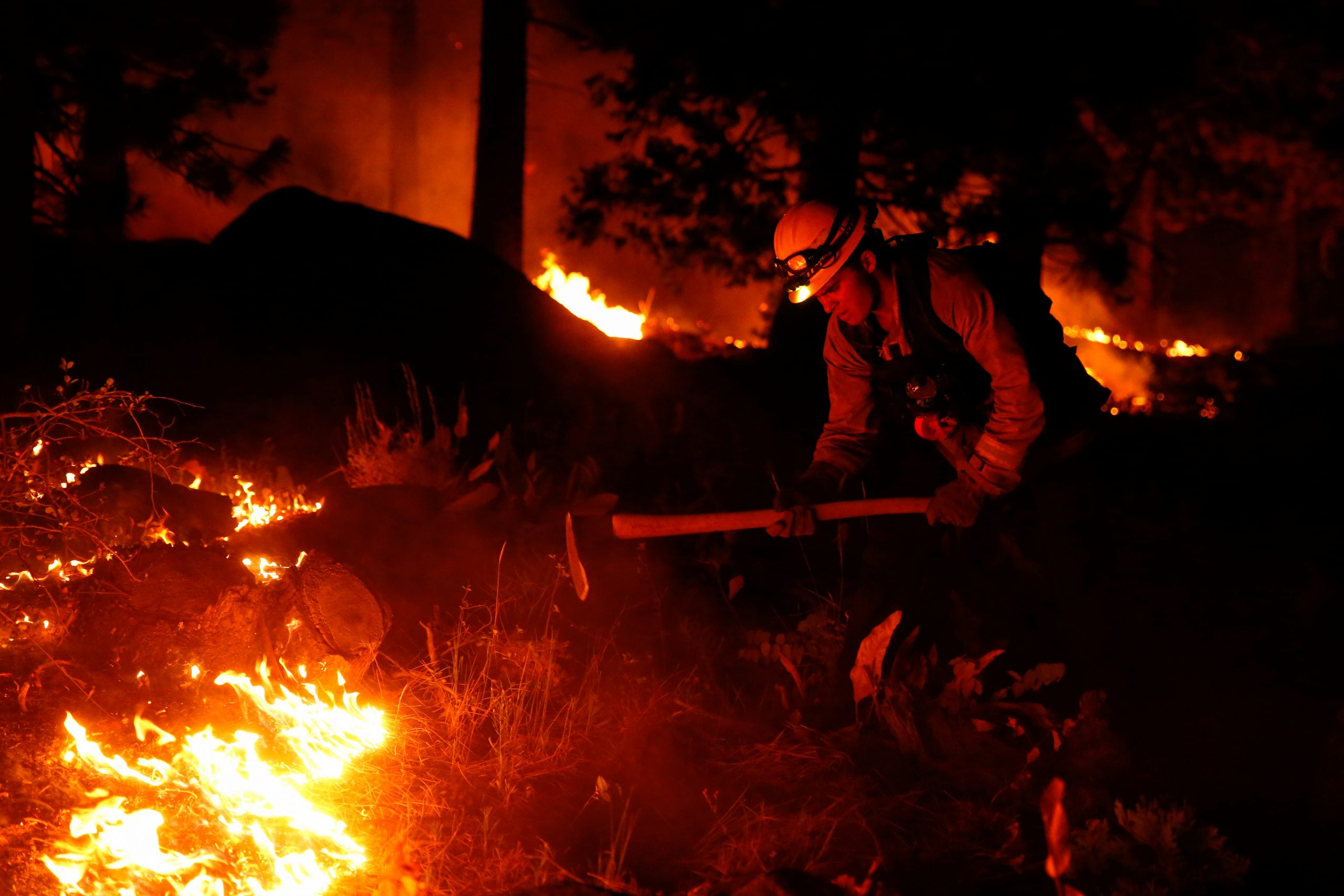 Thousands Displaced as Wildfire Threatens California’s Lake Tahoe Resort Area