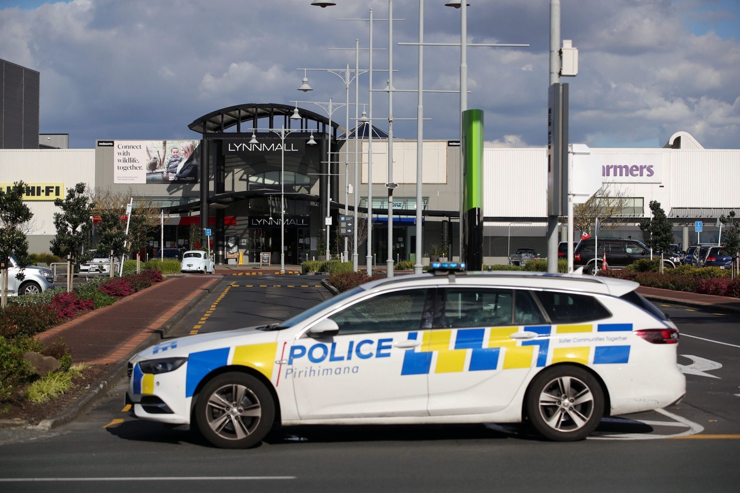 Police in New Zealand kill “extremist” who stabbed six in supermarket