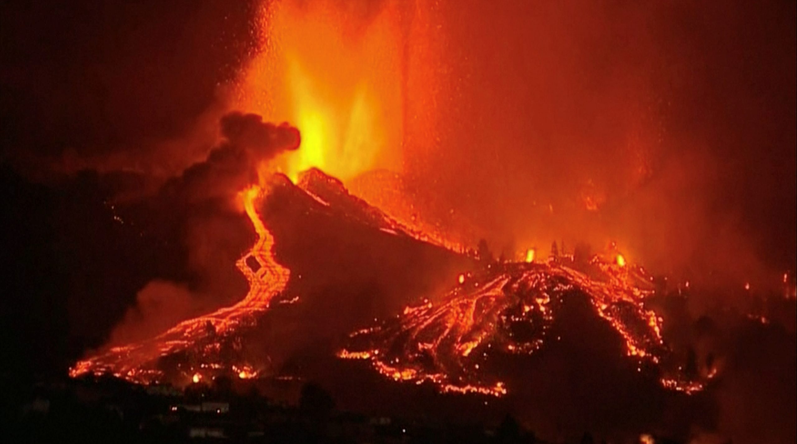 Canaries Volcano Erupts, Homes Destroyed, Thousands Flee