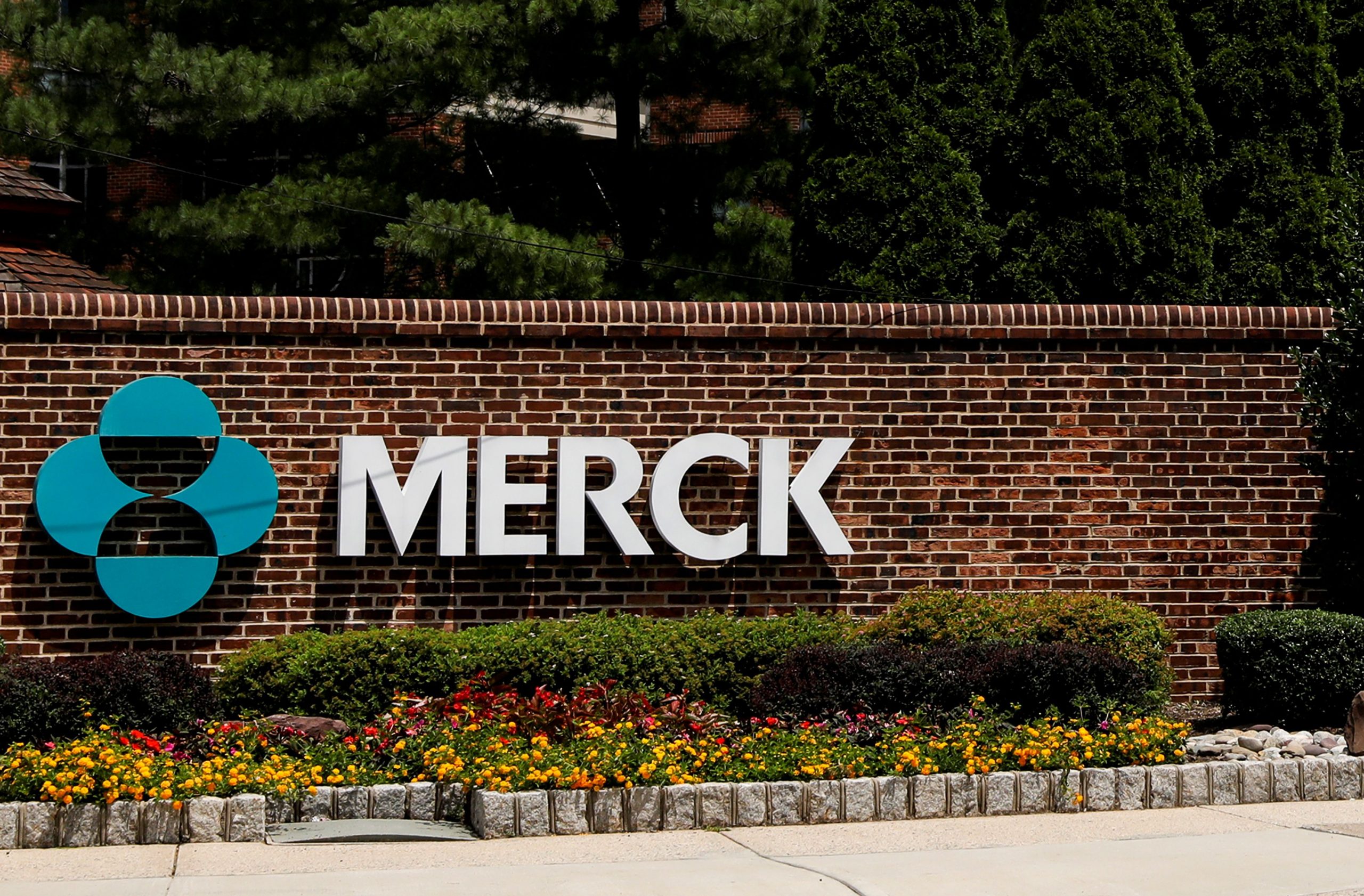 Merck signs pact to broaden generic manufacturing of COVID-19 pill