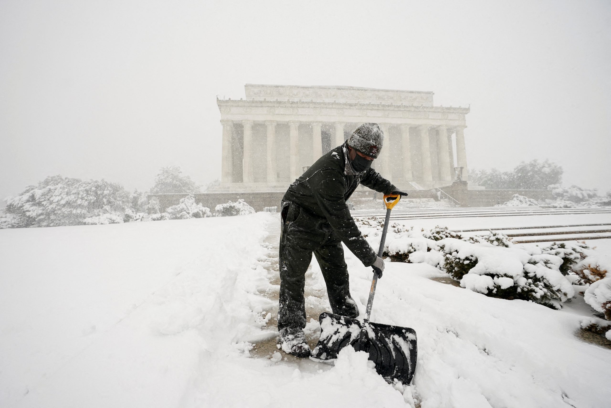 Winter storm dumps snow on U.S. Southeast, mid-Atlantic states