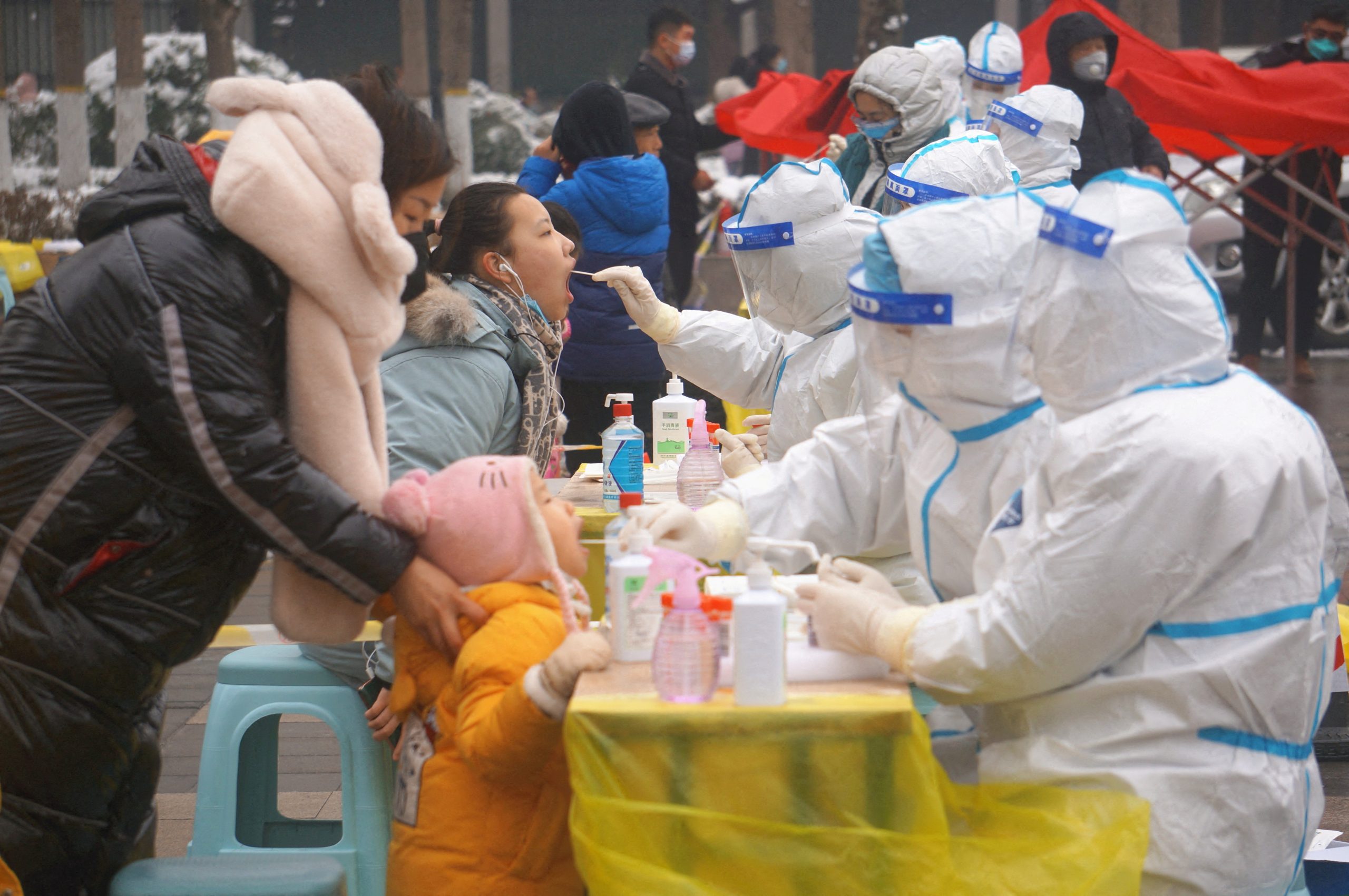 Xi’an, China residents unable to find food under strict new lockdown