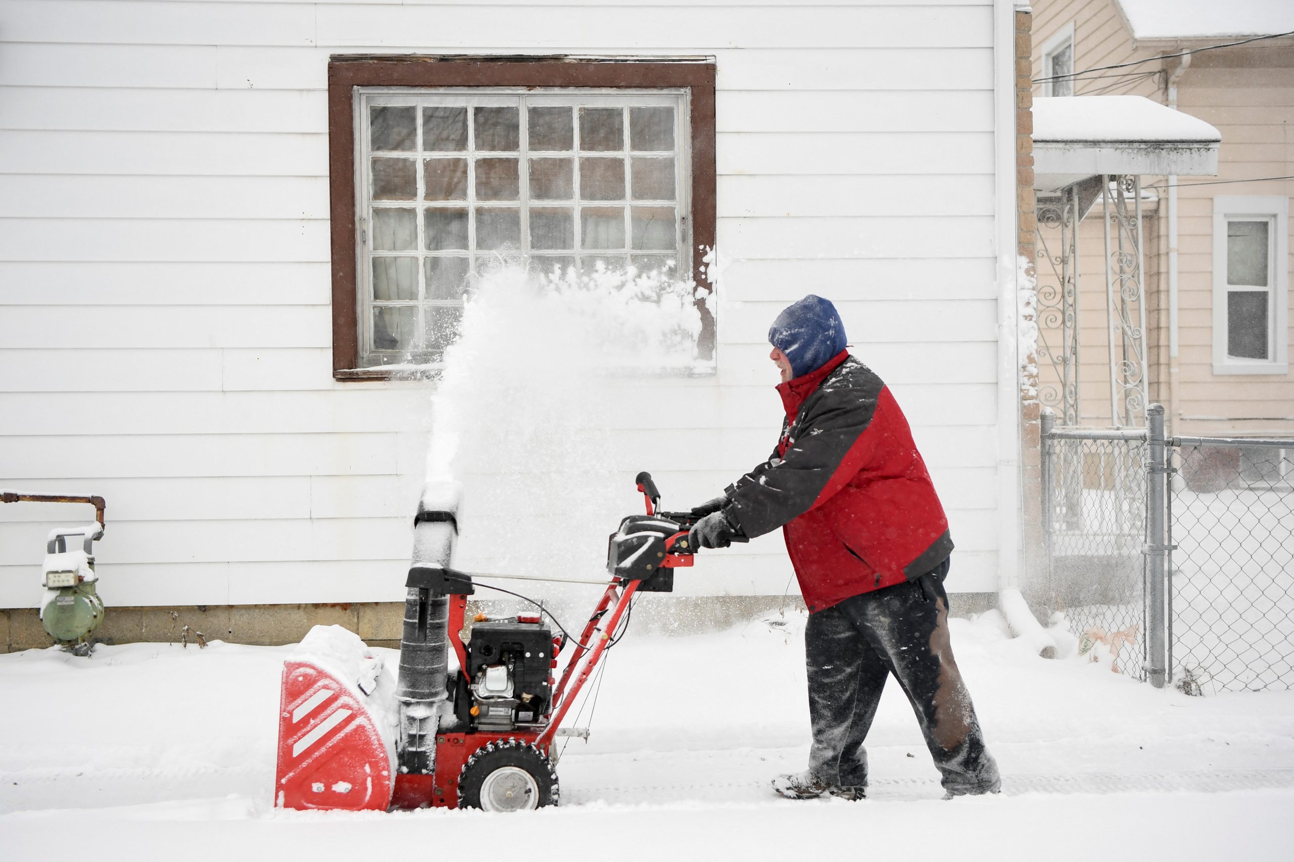 U.S. winter storm leaves hundreds of thousands without power