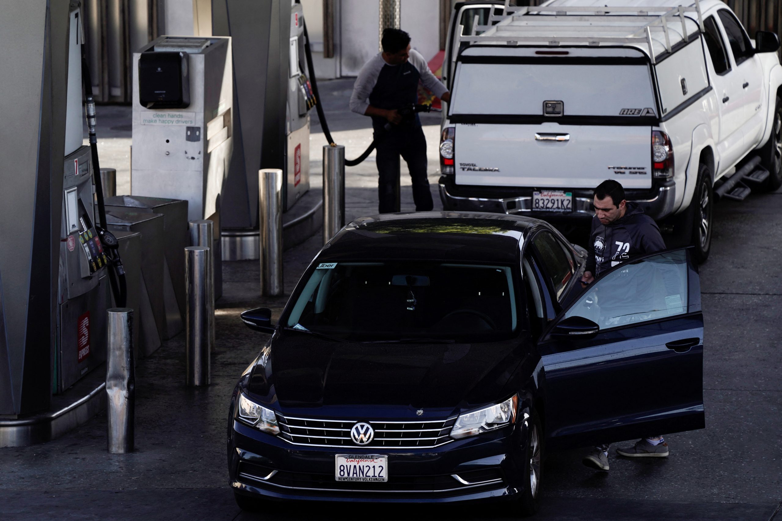 U.S. gasoline prices edge lower after hitting record high last week