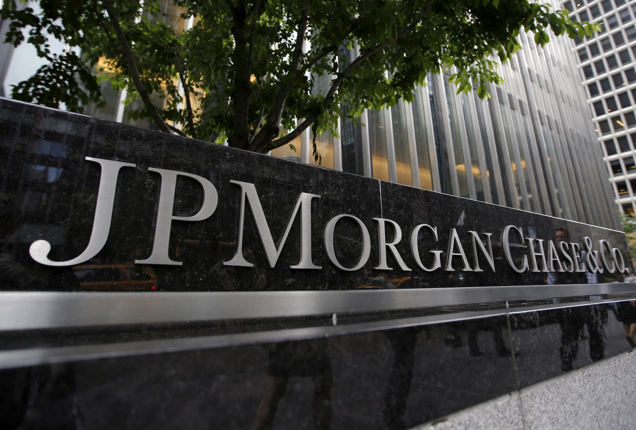 JPMorgan to resume hiring unvaccinated individuals, drop mask mandate