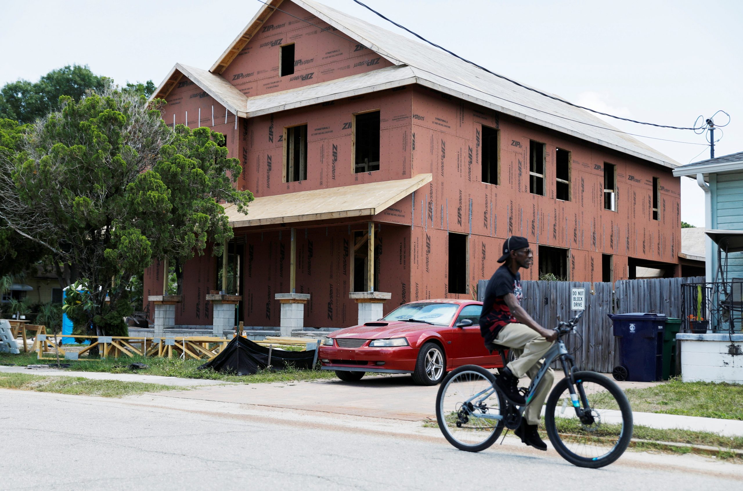 U.S. home sales plunge amidst highest mortgage rates in three years