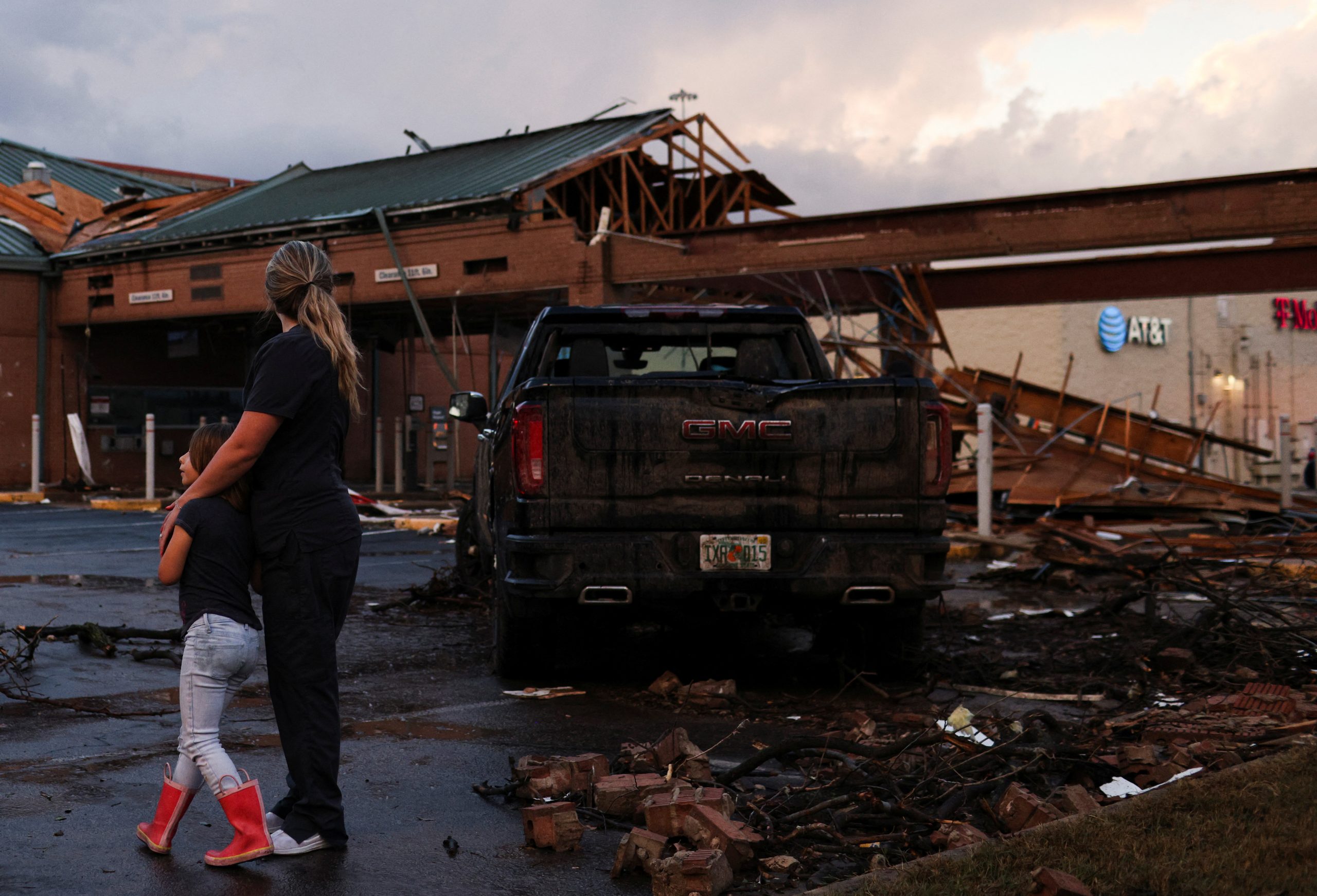 Tornadoes sweep through Okla. and Texas, destroying homes and trapping residents 