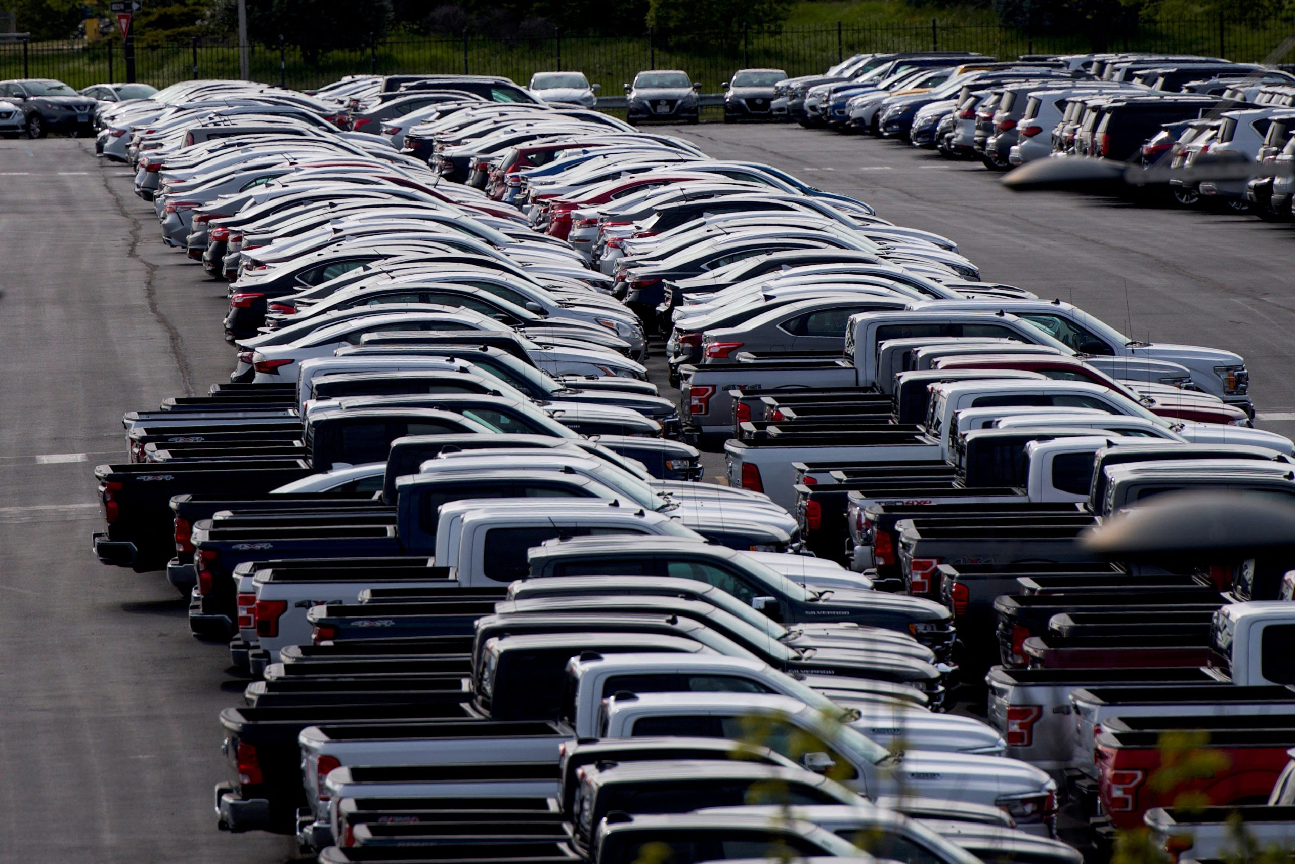 U.S. auto sales set for weakest quarter in a decade