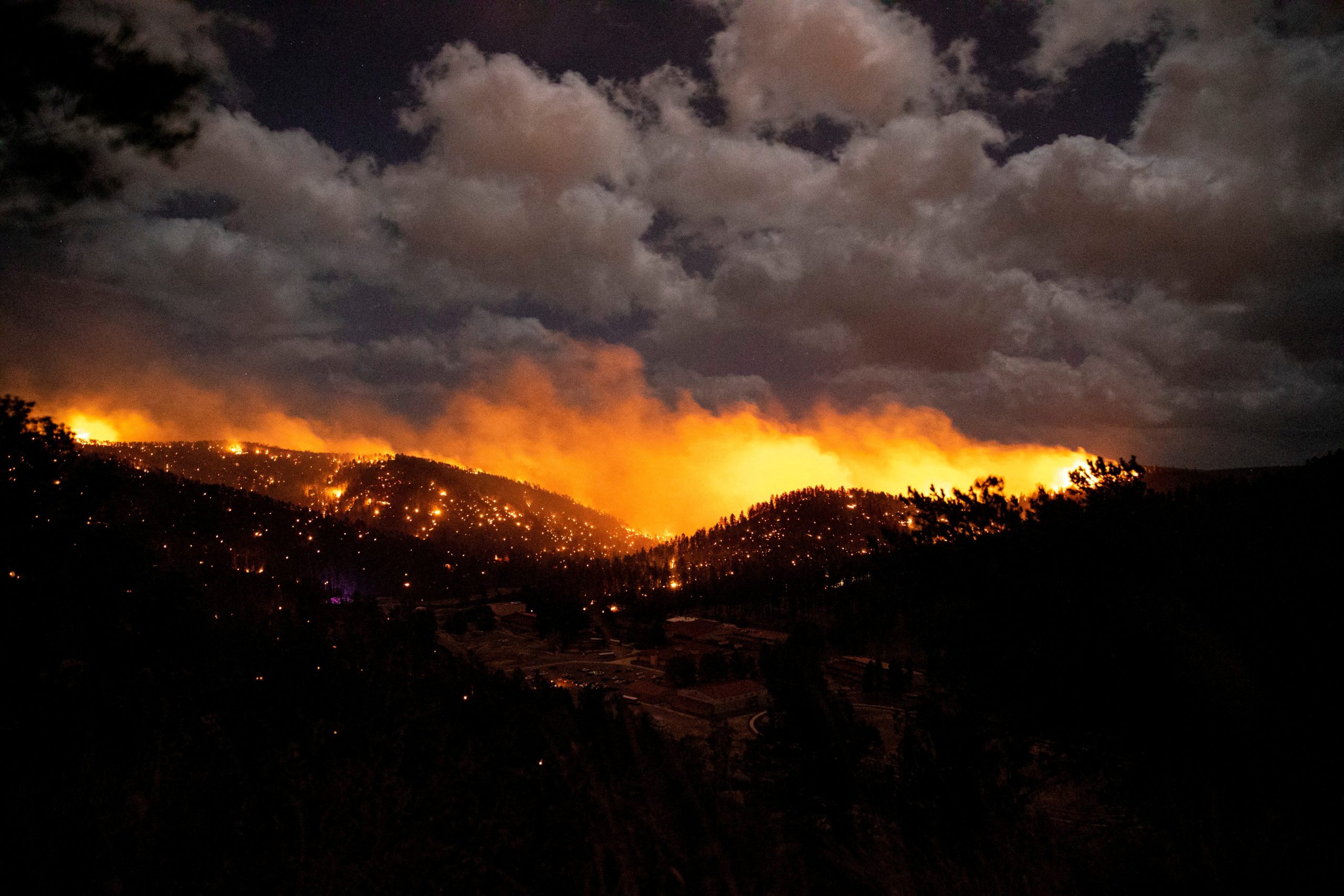 Two killed, hundreds of homes burned in New Mexico wildfire