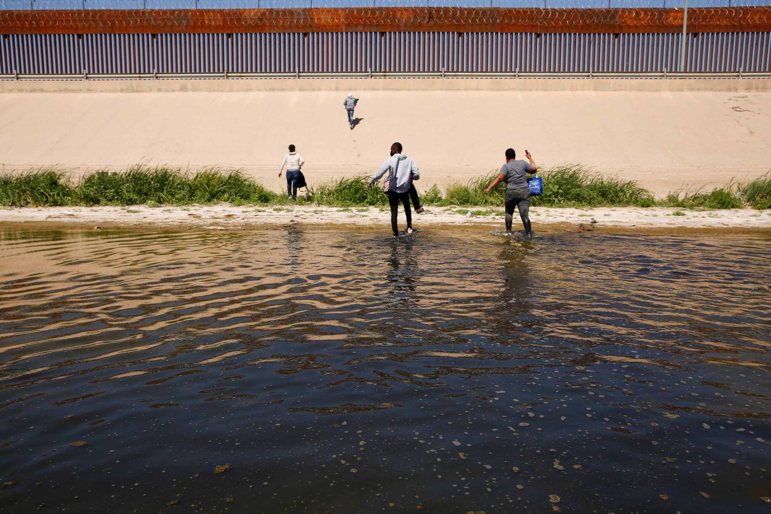 U.S. arrests 210,000 migrants at Mexico border in March, rivaling record highs