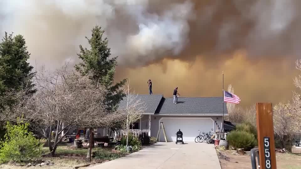 Thousands flee as Arizona wildfire almost triples in size