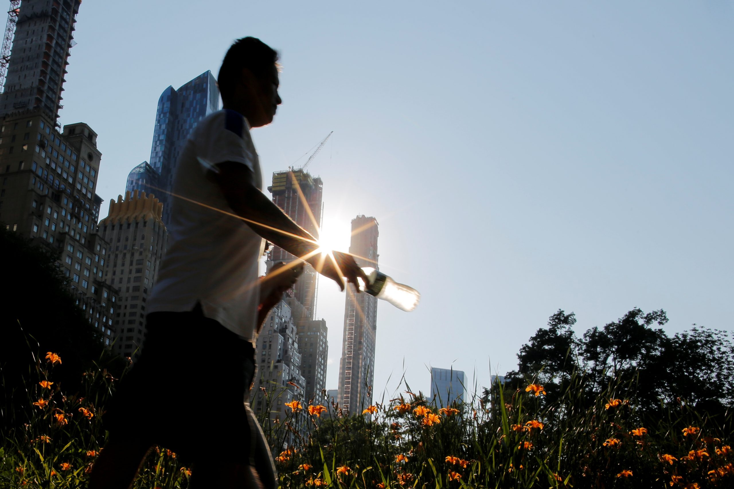 Early heat wave bakes U.S. East Coast, deadly Tornado hits Michigan