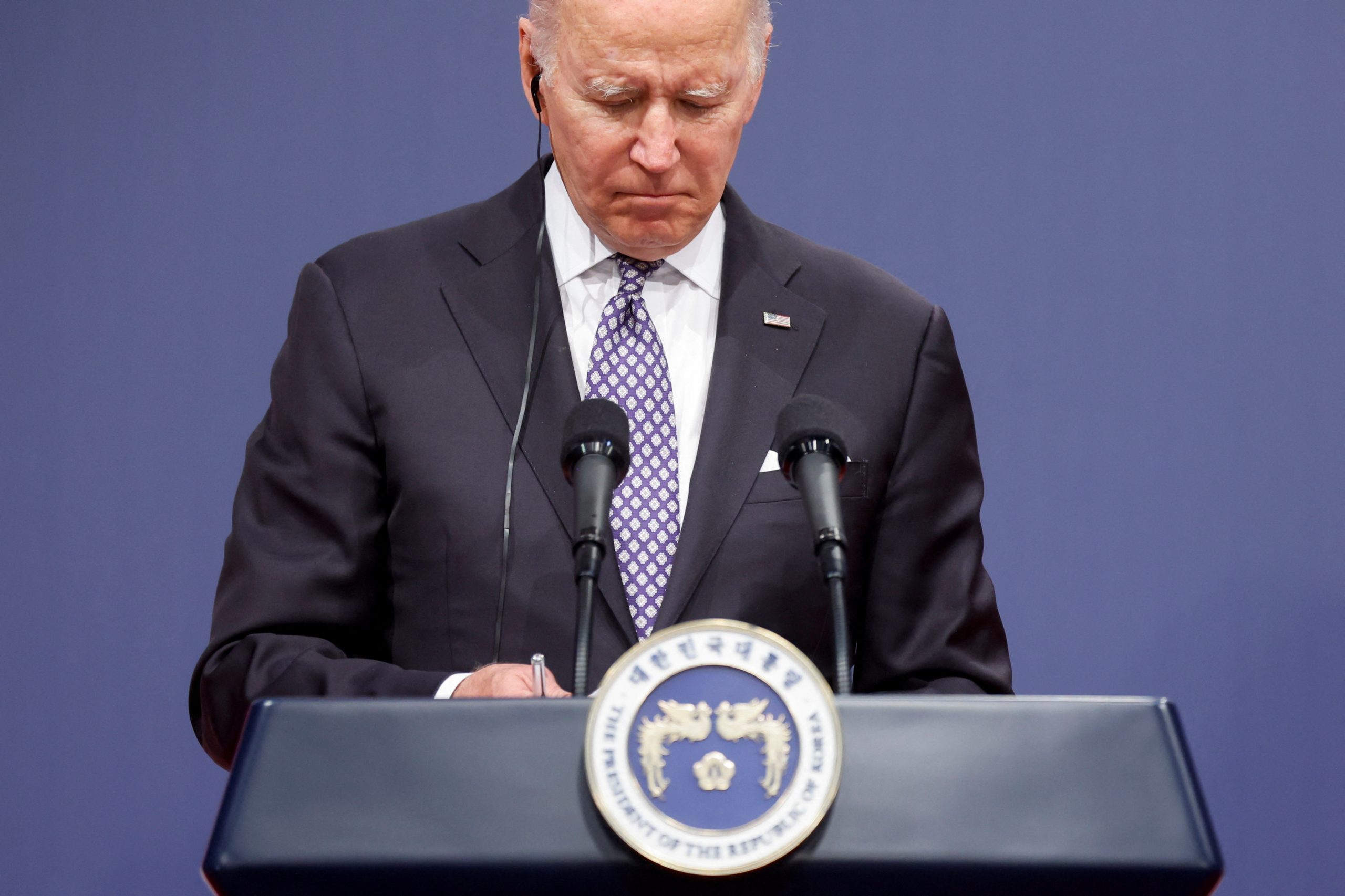 Biden’s job approval rating hits new low