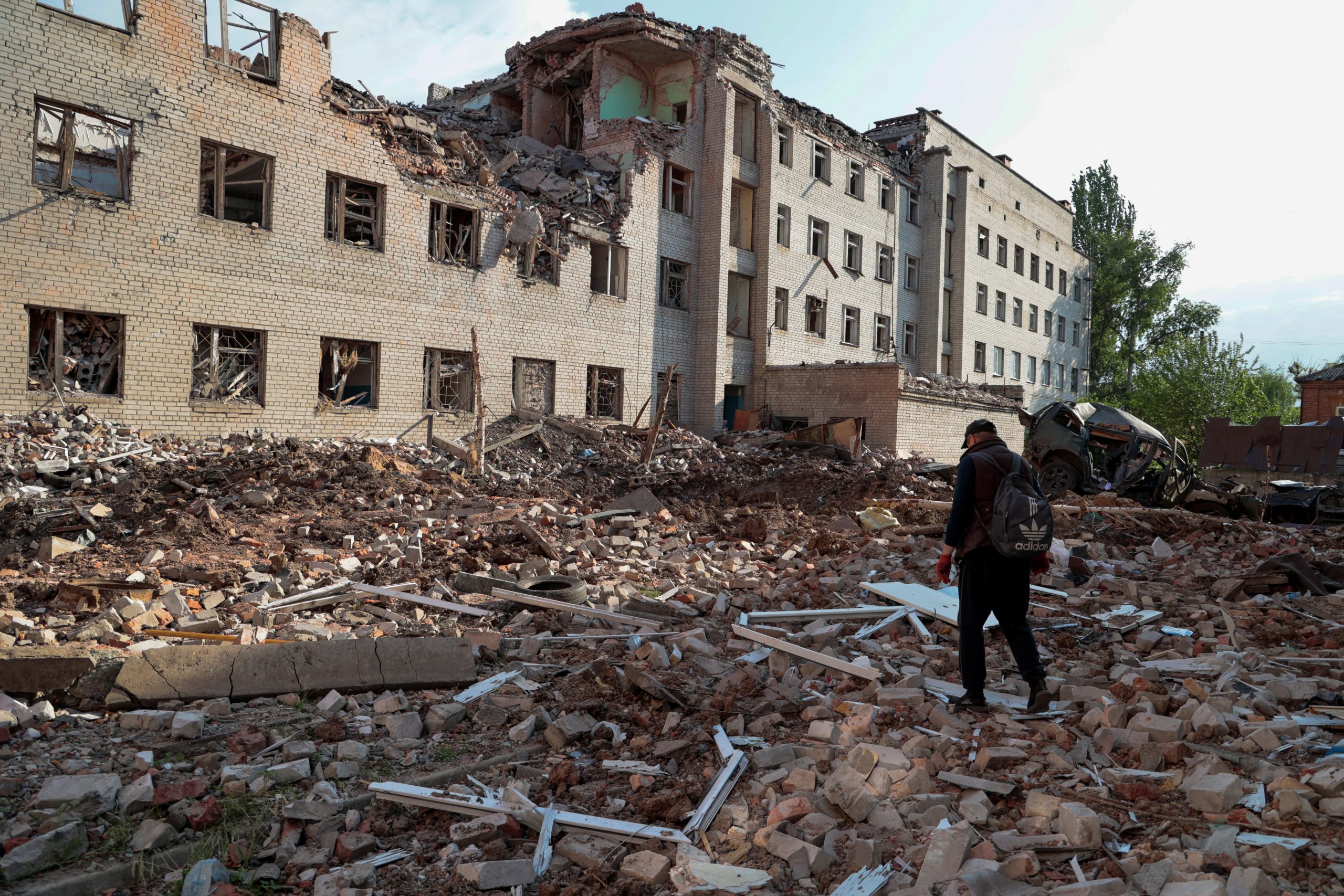 Ukraine War Update: Troops continue to defend heavily-damaged Sievierodonetsk