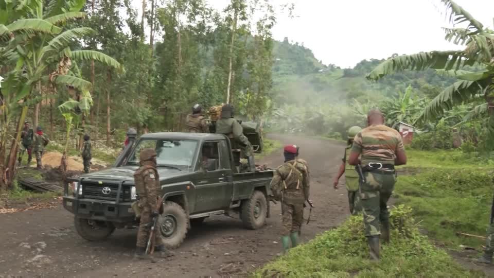 Congo rebels seize eastern border town, 30,000 flee into Uganda