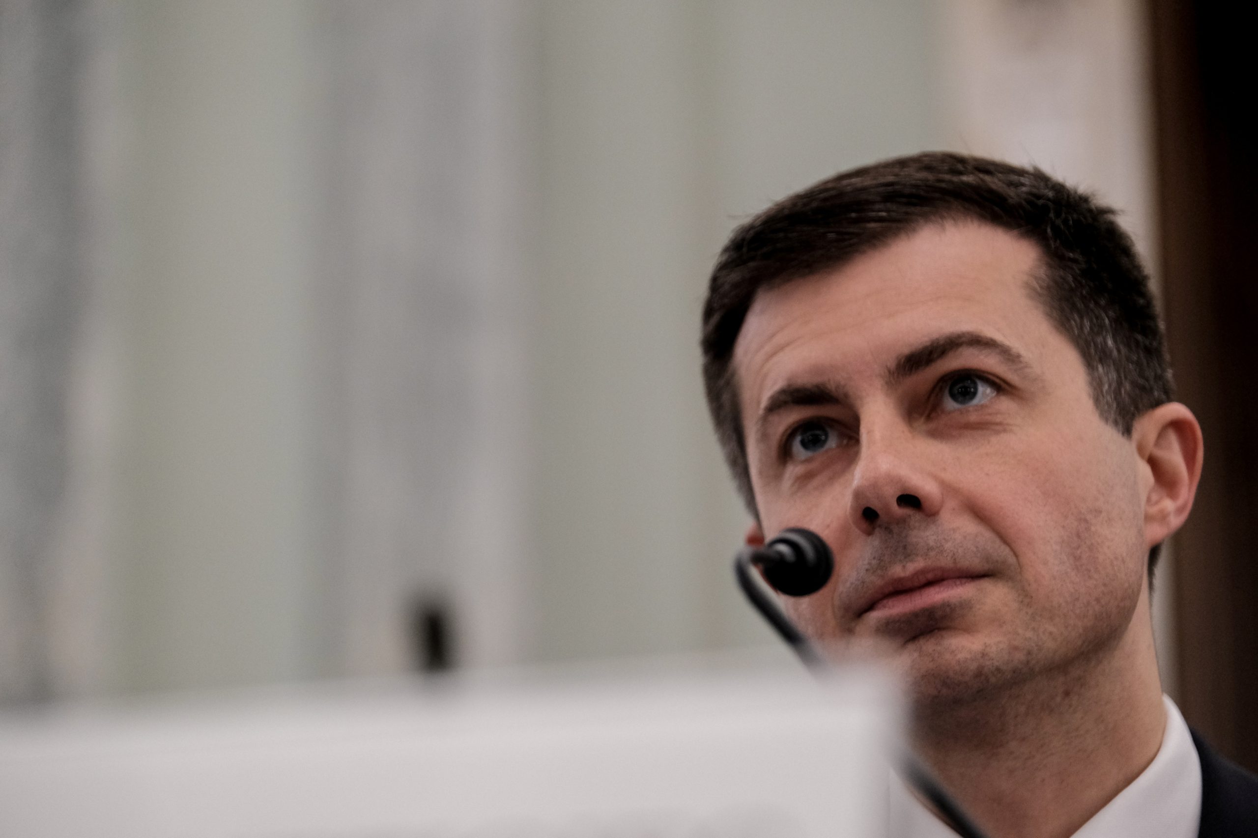 Buttigieg pushes for airlines to honor schedule