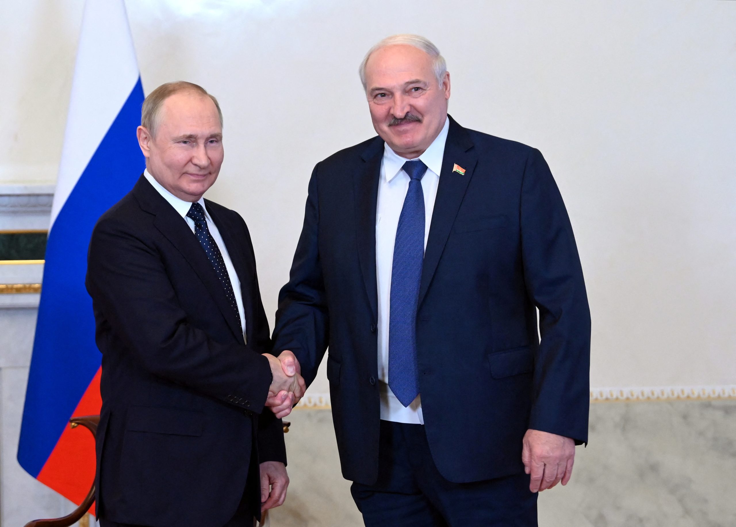 Putin pledges nuclear-capable missile to Belarus