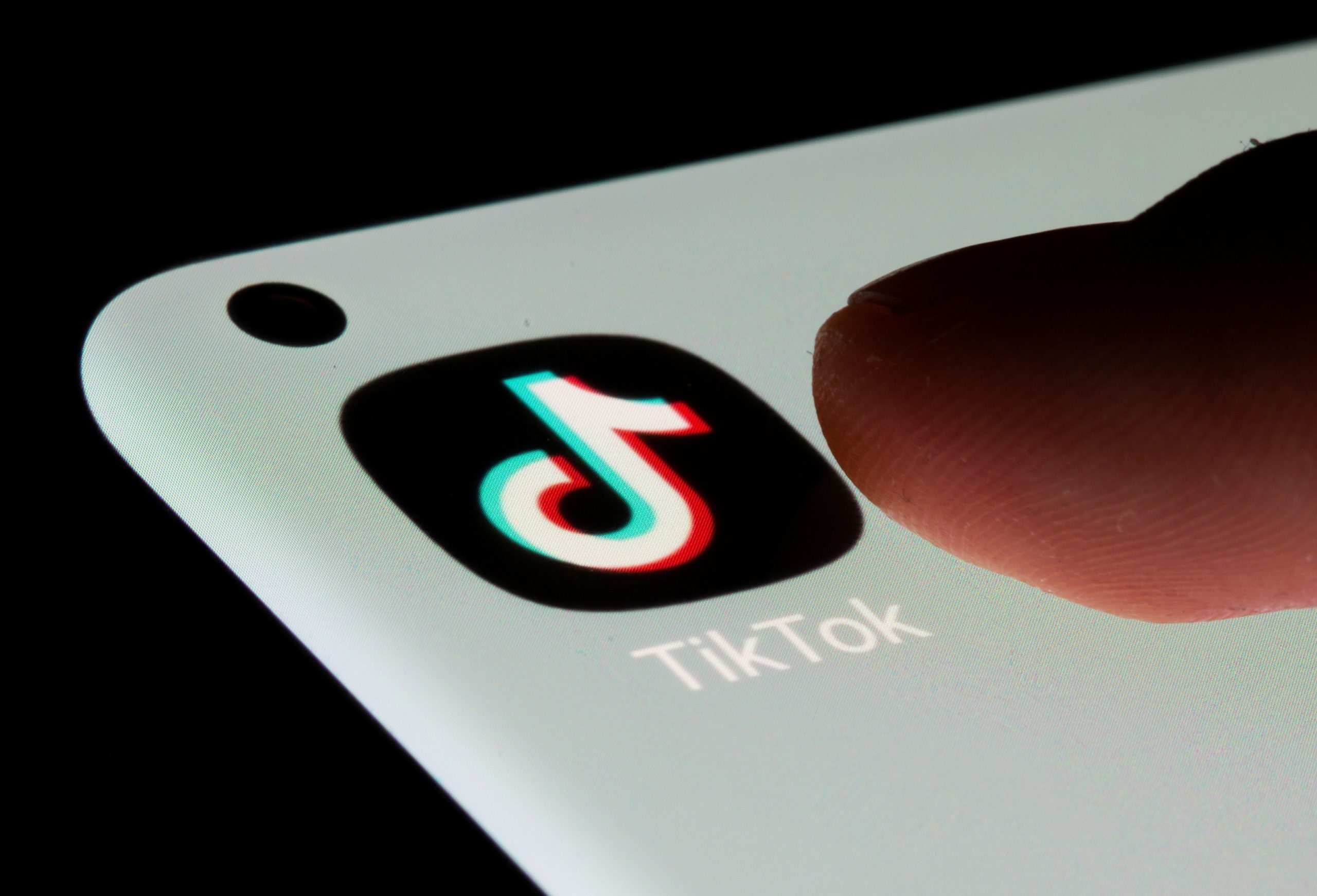 A U.S. FCC commissioner urges Apple, Google to boot TikTok from app stores