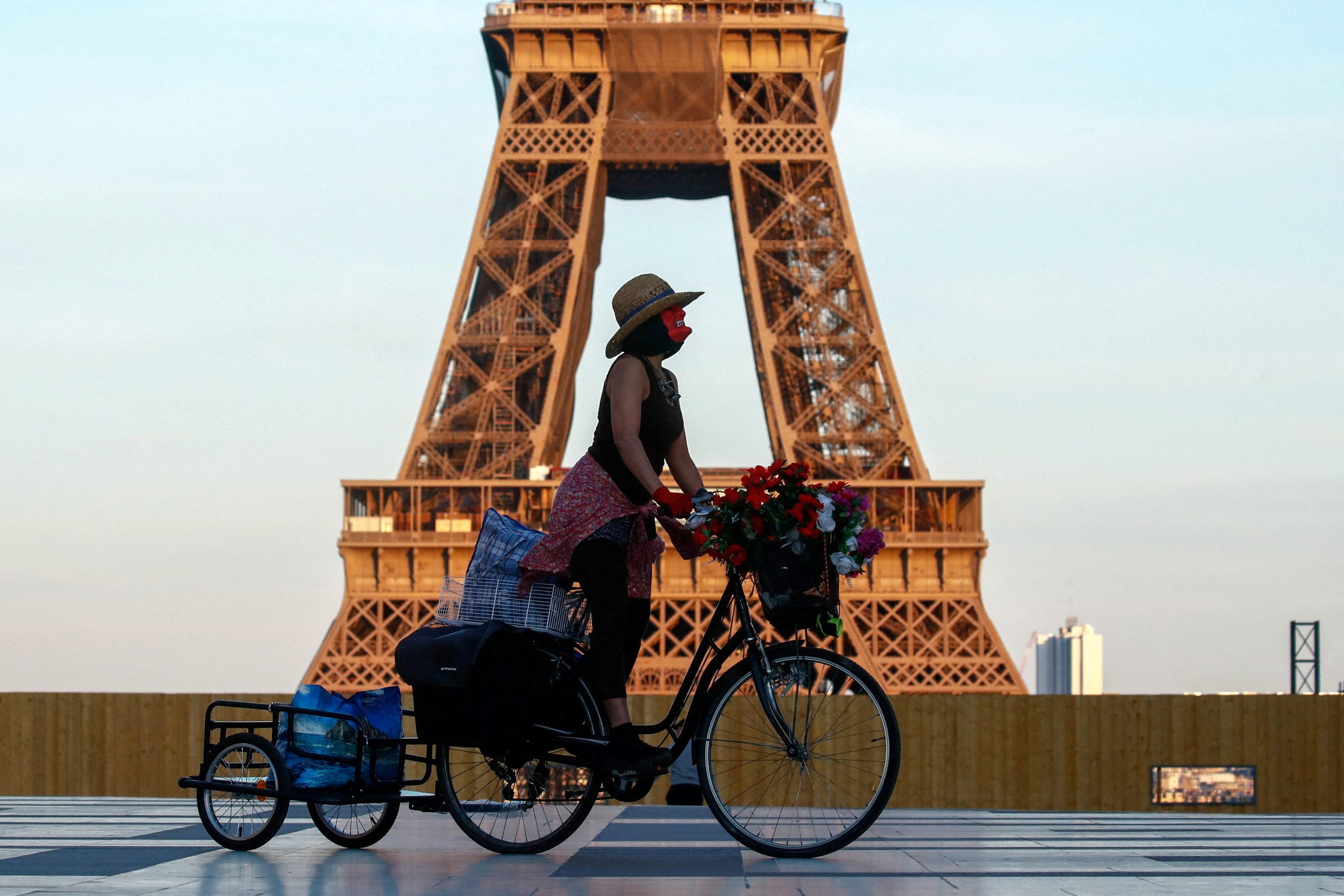 Rusting Eiffel Tower in need of full repairs, reports say