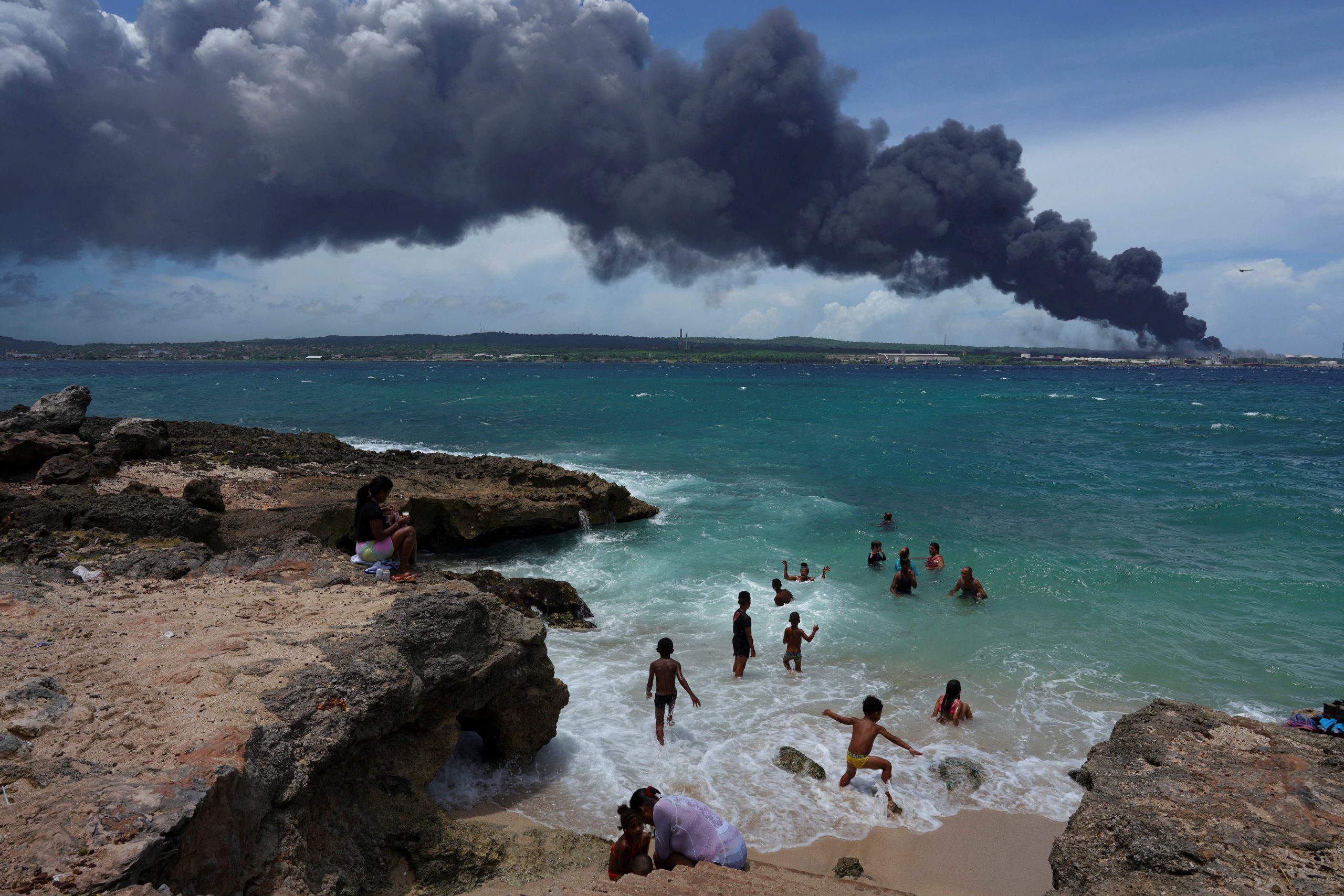 Cuba fire rages at fuel storage port; Mexico, Venezuela sending help