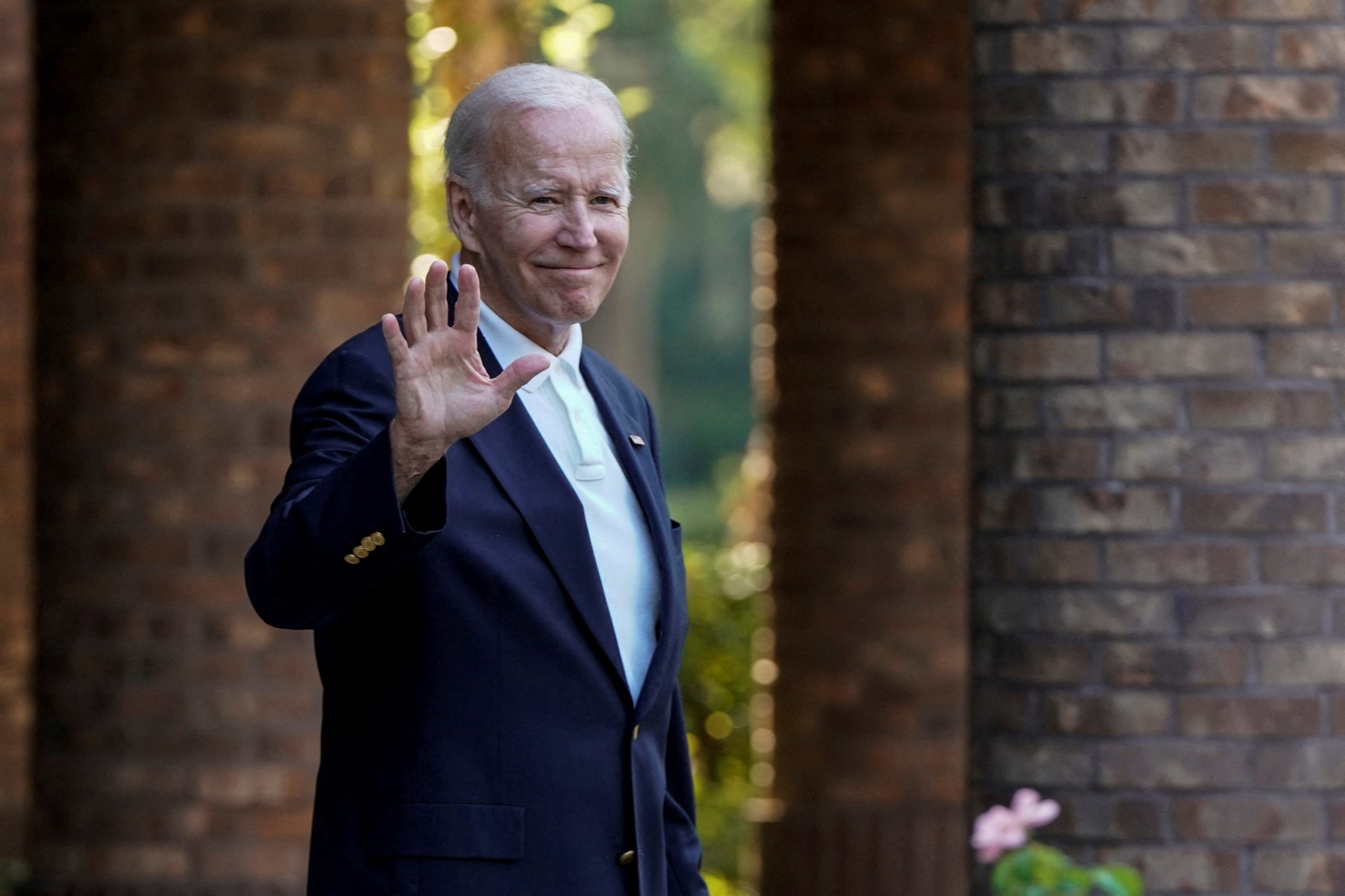 As Biden kicks off U.S. tour, some Democratic candidates want to keep their distance