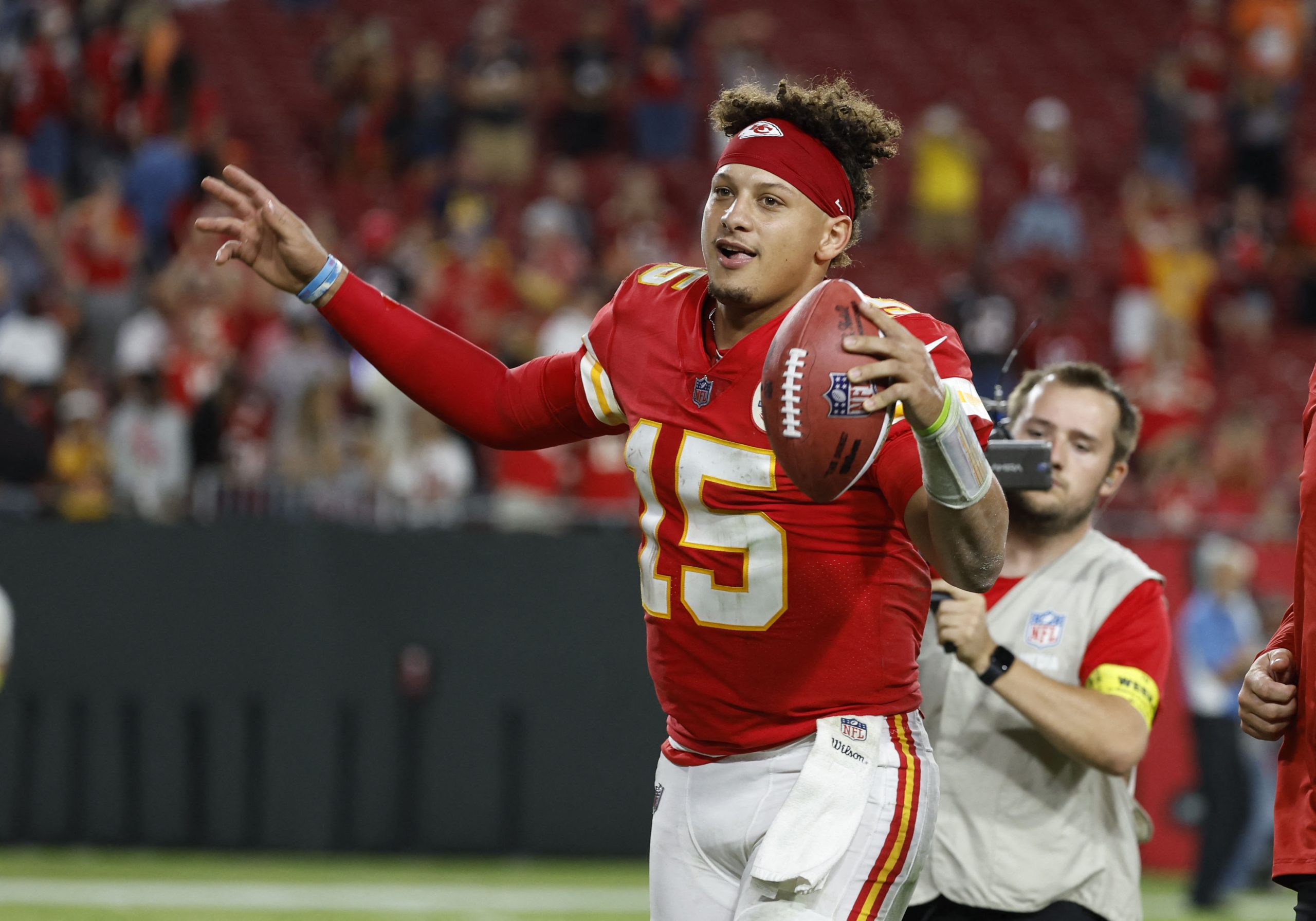 NFL Roundup: Patrick Mahomes leads Chiefs over Tom Brady, Bucs