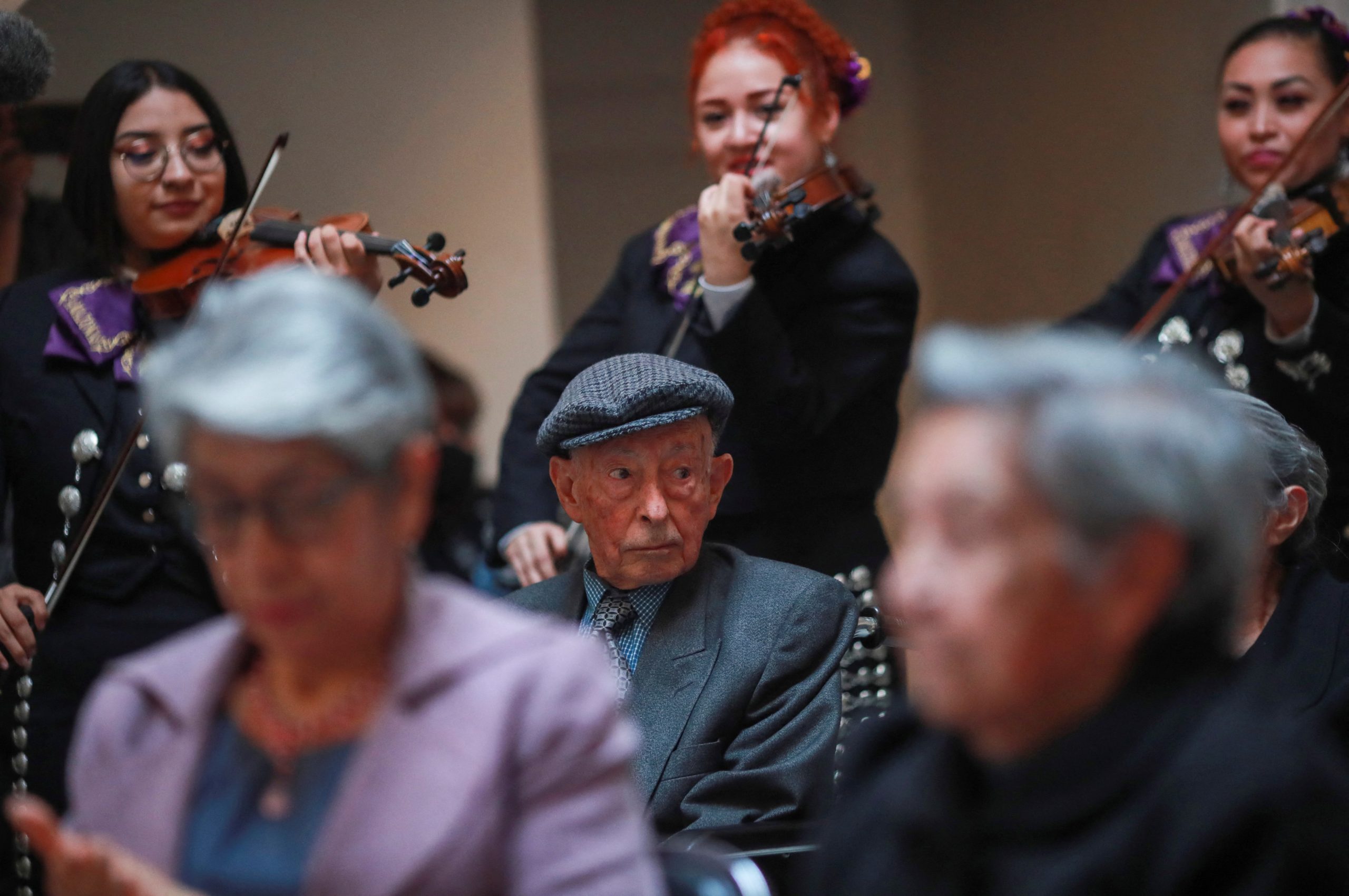 Mariachi bands fire up fading memories of Mexican Alzheimer patients