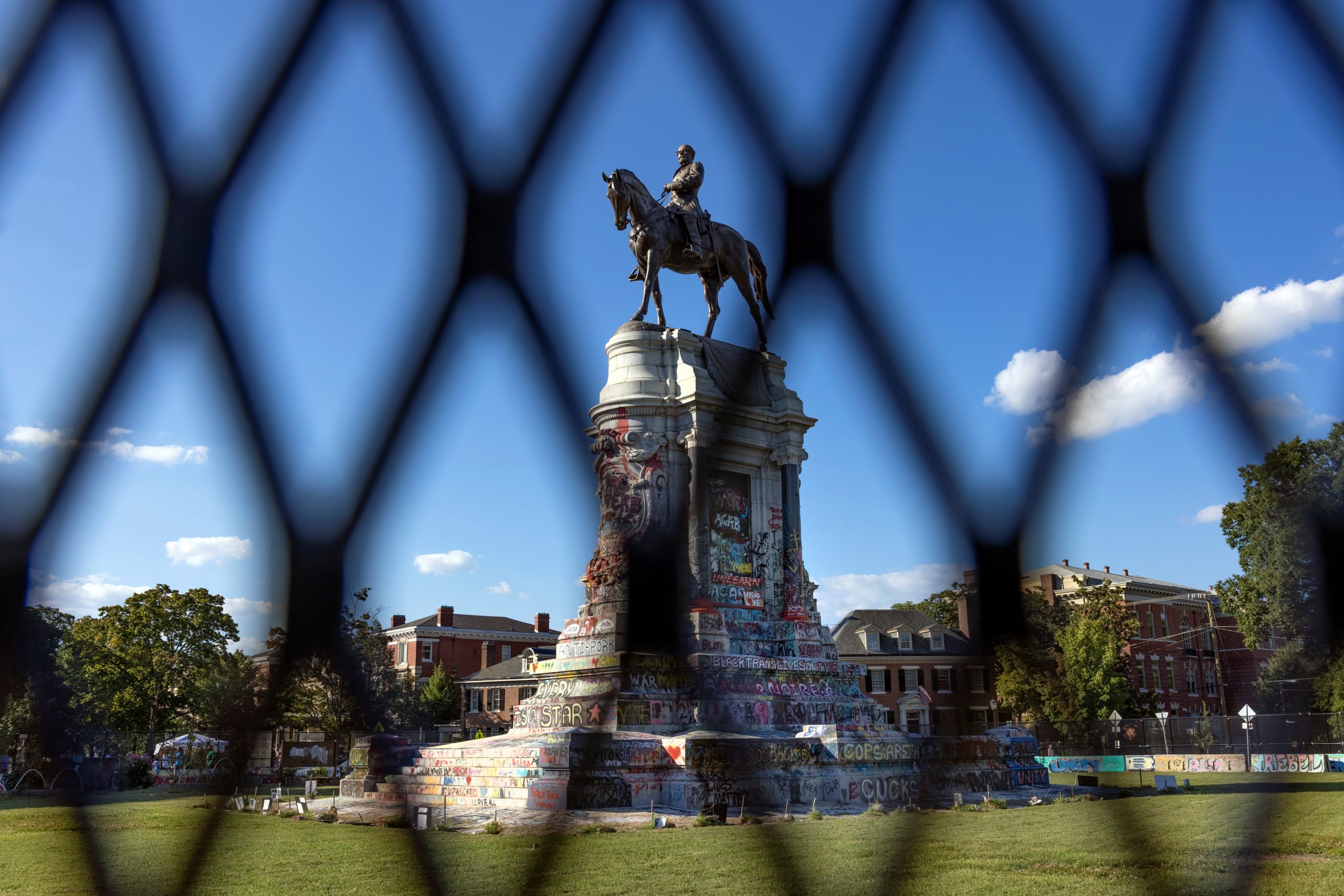 Massive Robert E. Lee Statue In Richmond Removed