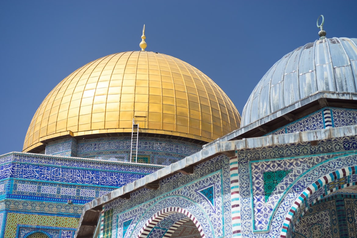 Judge removes charges against Israeli man praying on temple mount