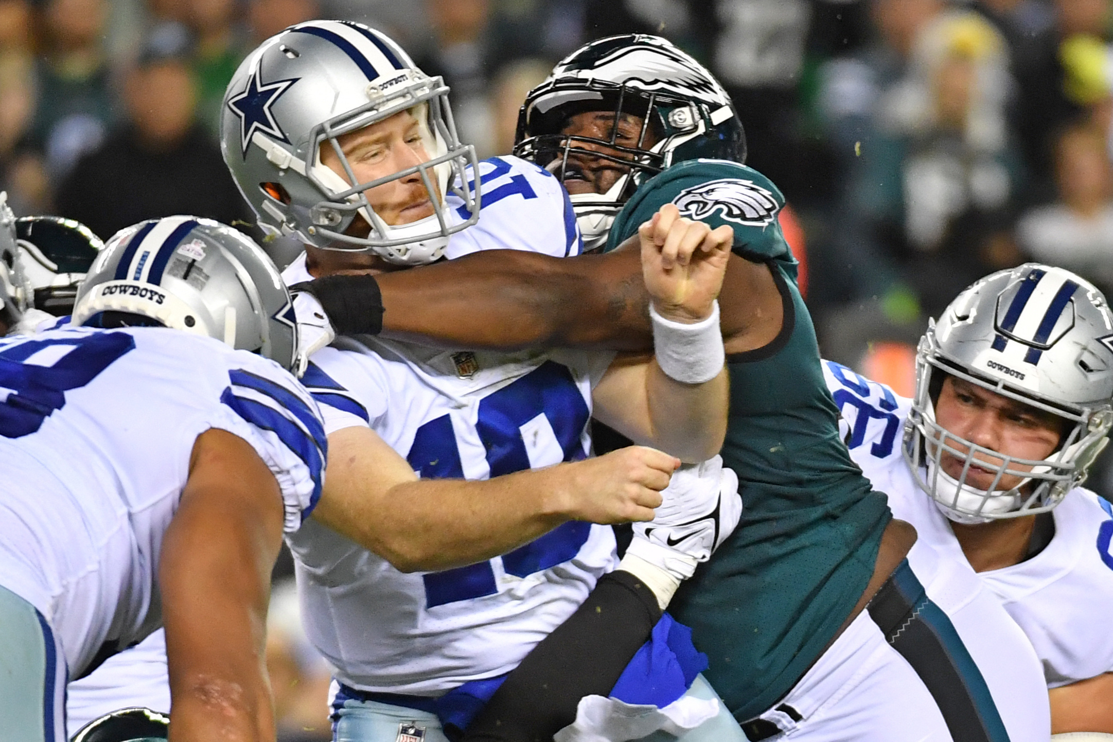 NFL Roundup: Eagles beat Cowboys, stay undefeated