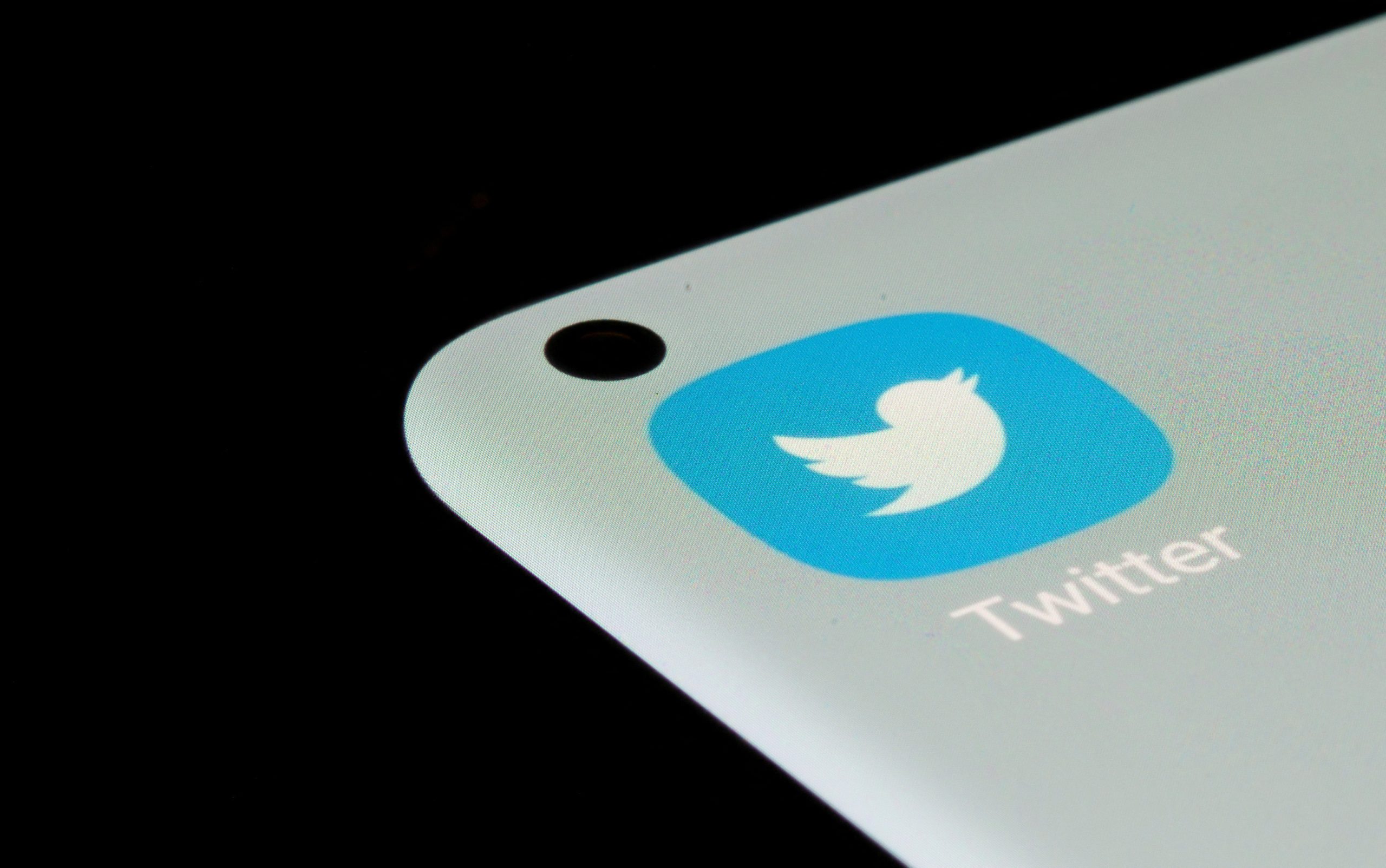 Twitter locks staff stock accounts in anticipation of deal