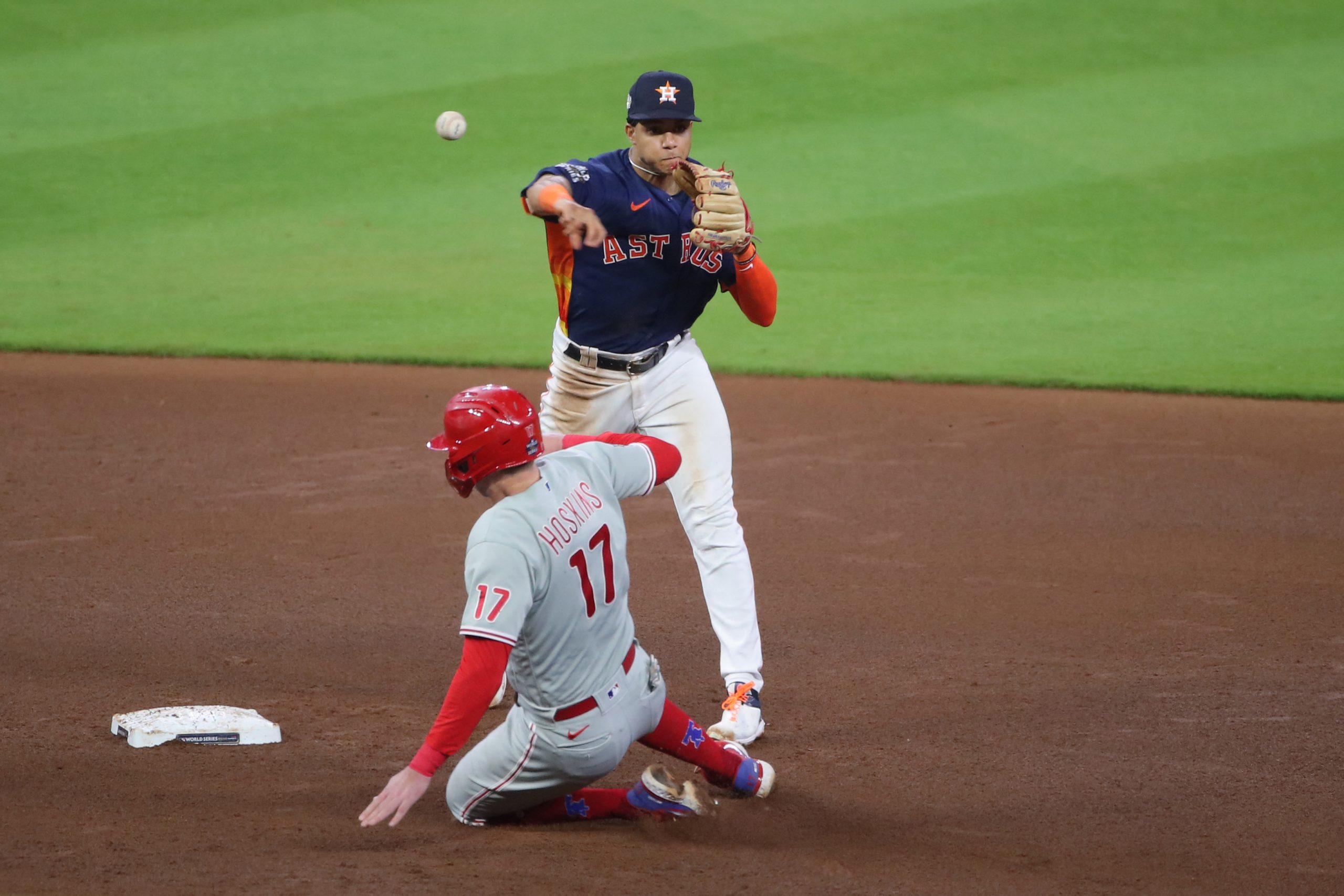 Baseball-Astros beat Phillies to tie World Series at 1-1