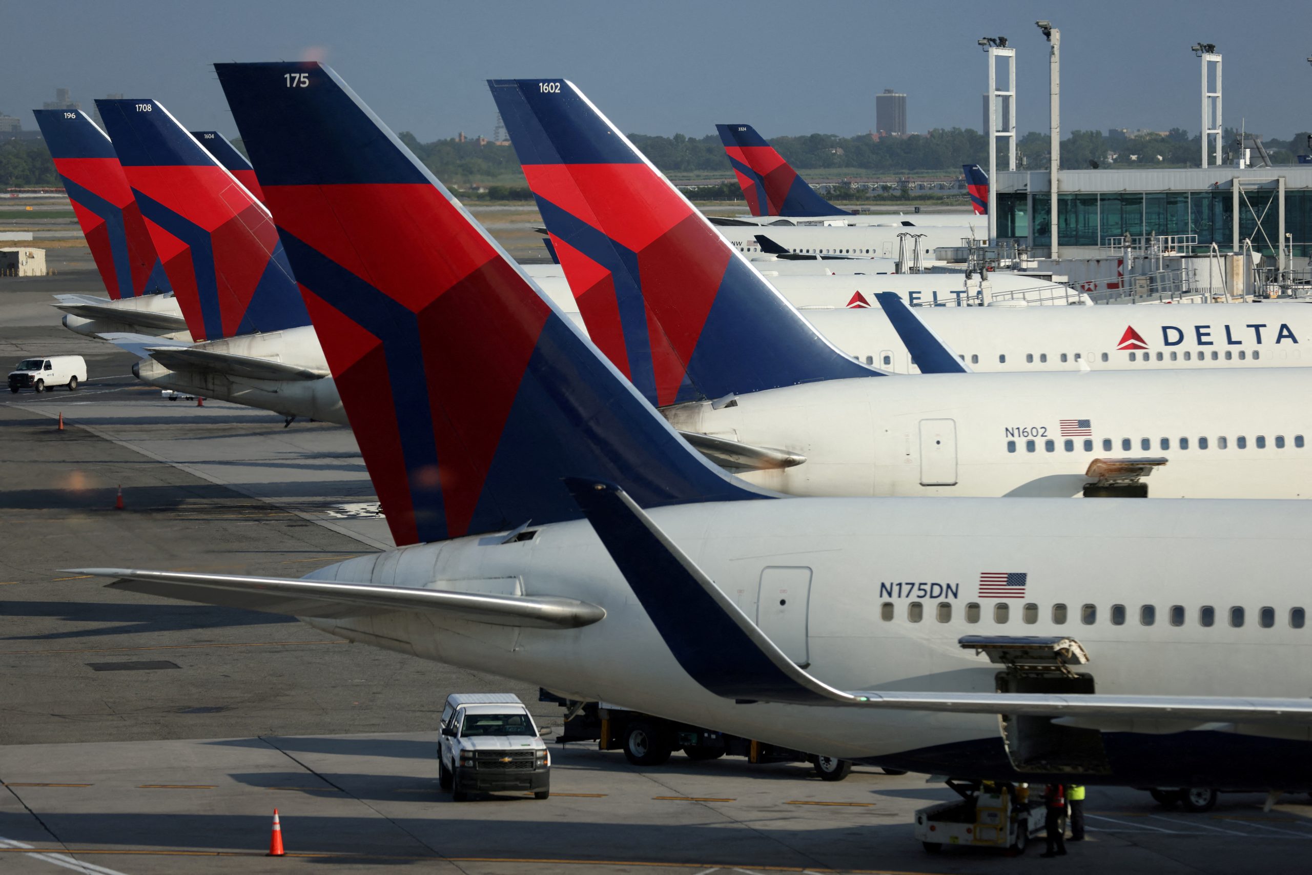 Delta pilots vote to authorize strike, United pilots deflect contract offer