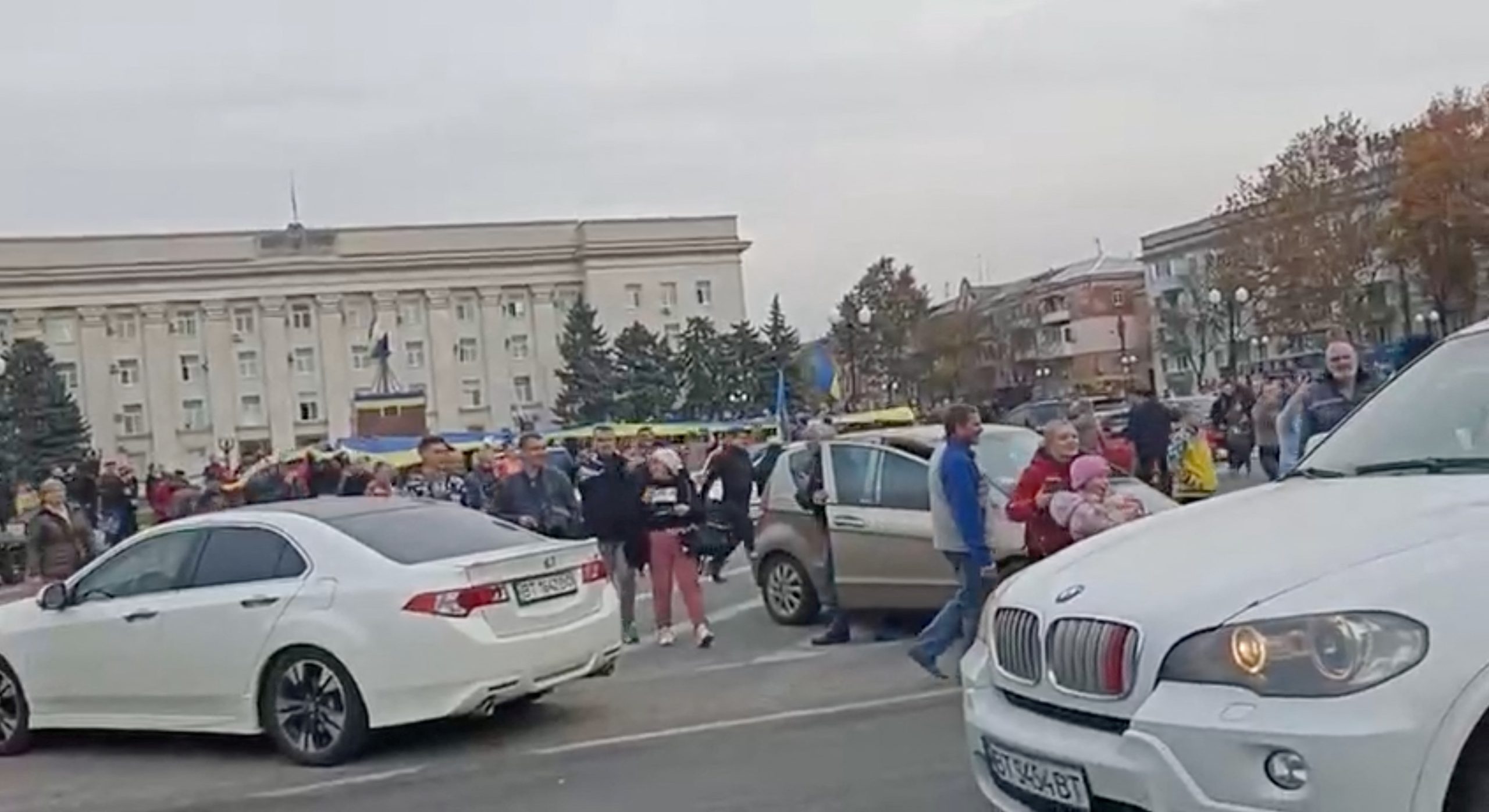 Kherson civilians celebrate liberation from Russian occupation