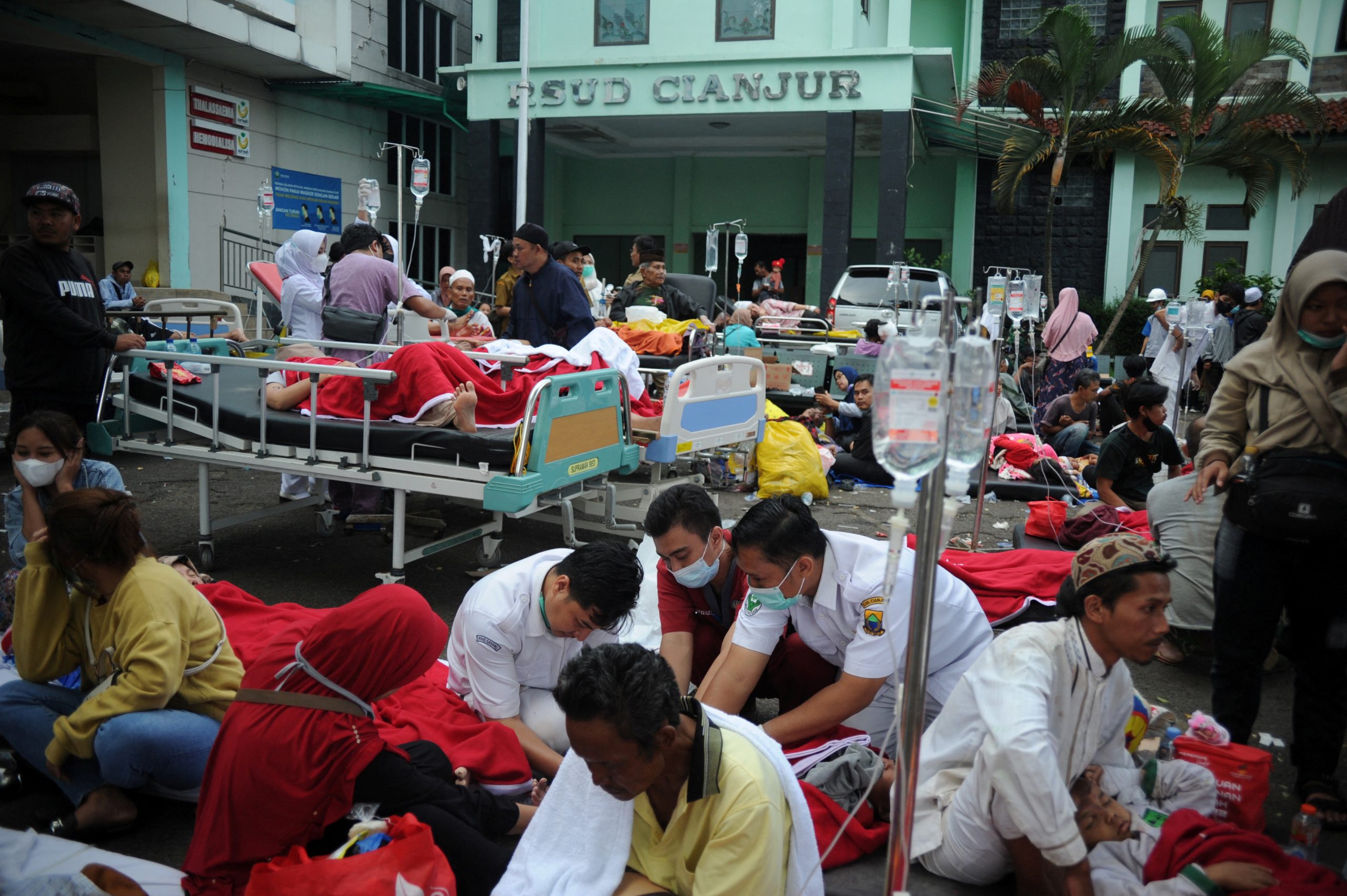 Indonesia quake kills at least 62, reduces homes to rubble