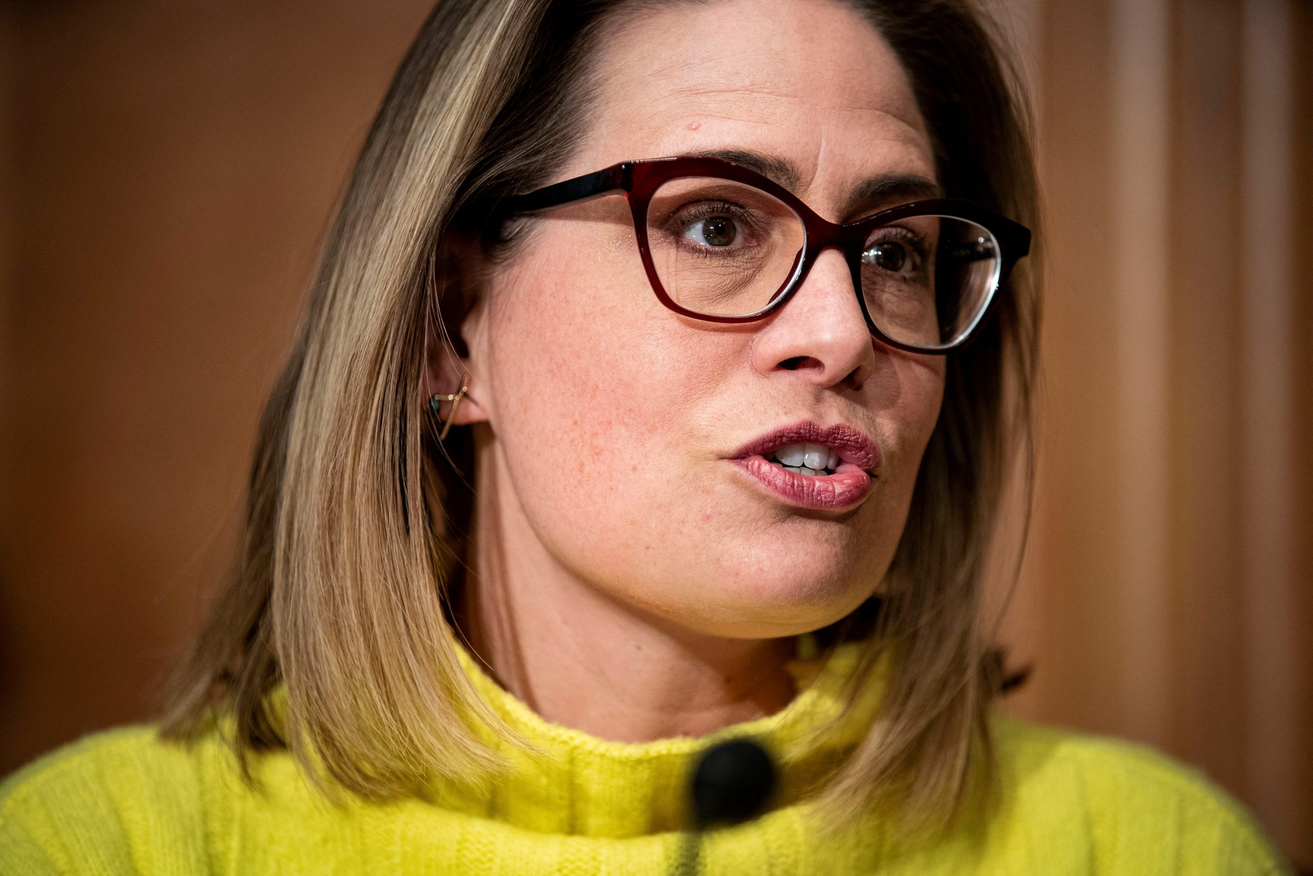 Arizona’s Sinema leaves Democratic Party, tightens U.S. Senate margin