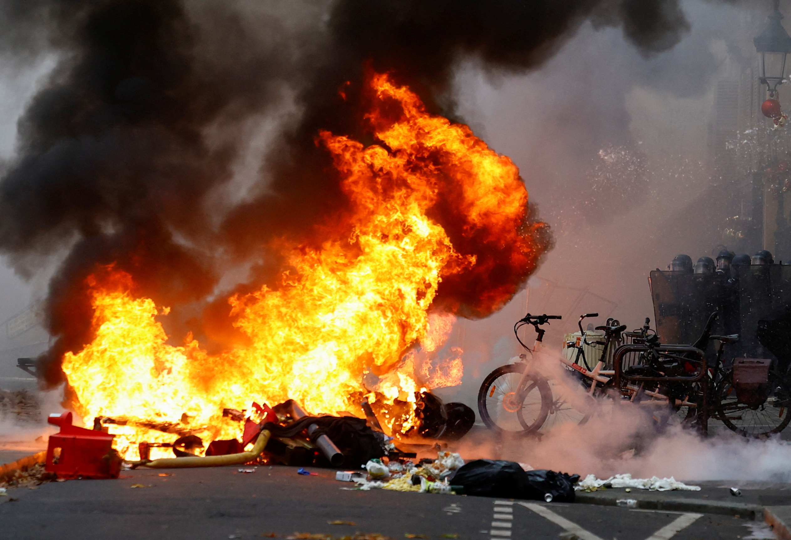 Kurds clash with police in Paris again after killings