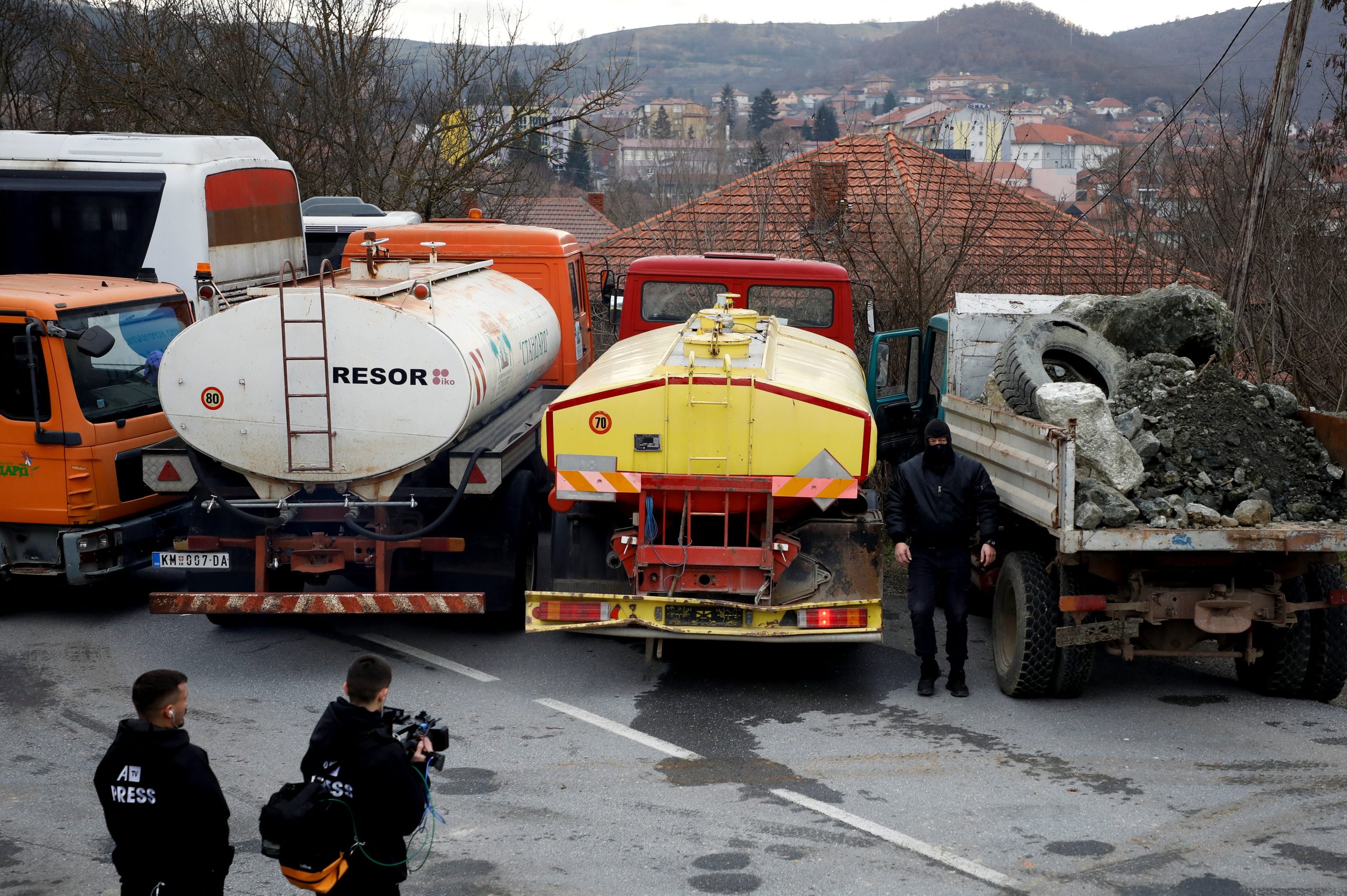 Kosovo re-opens border crossings after Serbs remove roadblocks