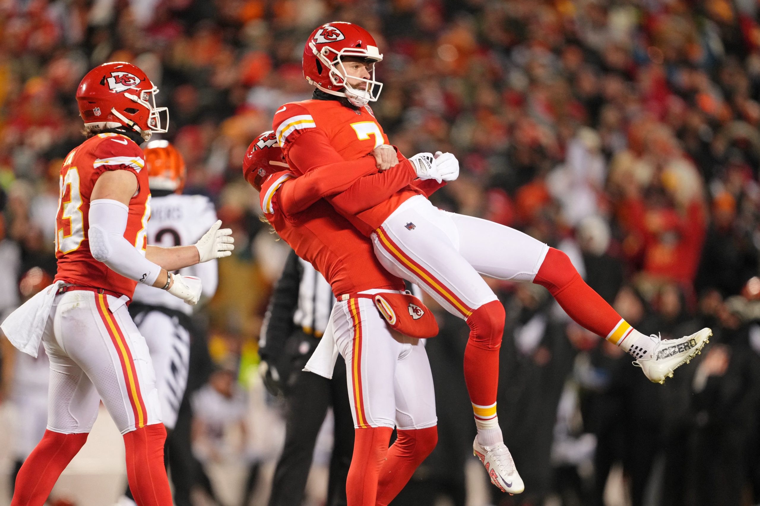 Chiefs survive Bengals to reach Super Bowl, Eagles thrash 49ers