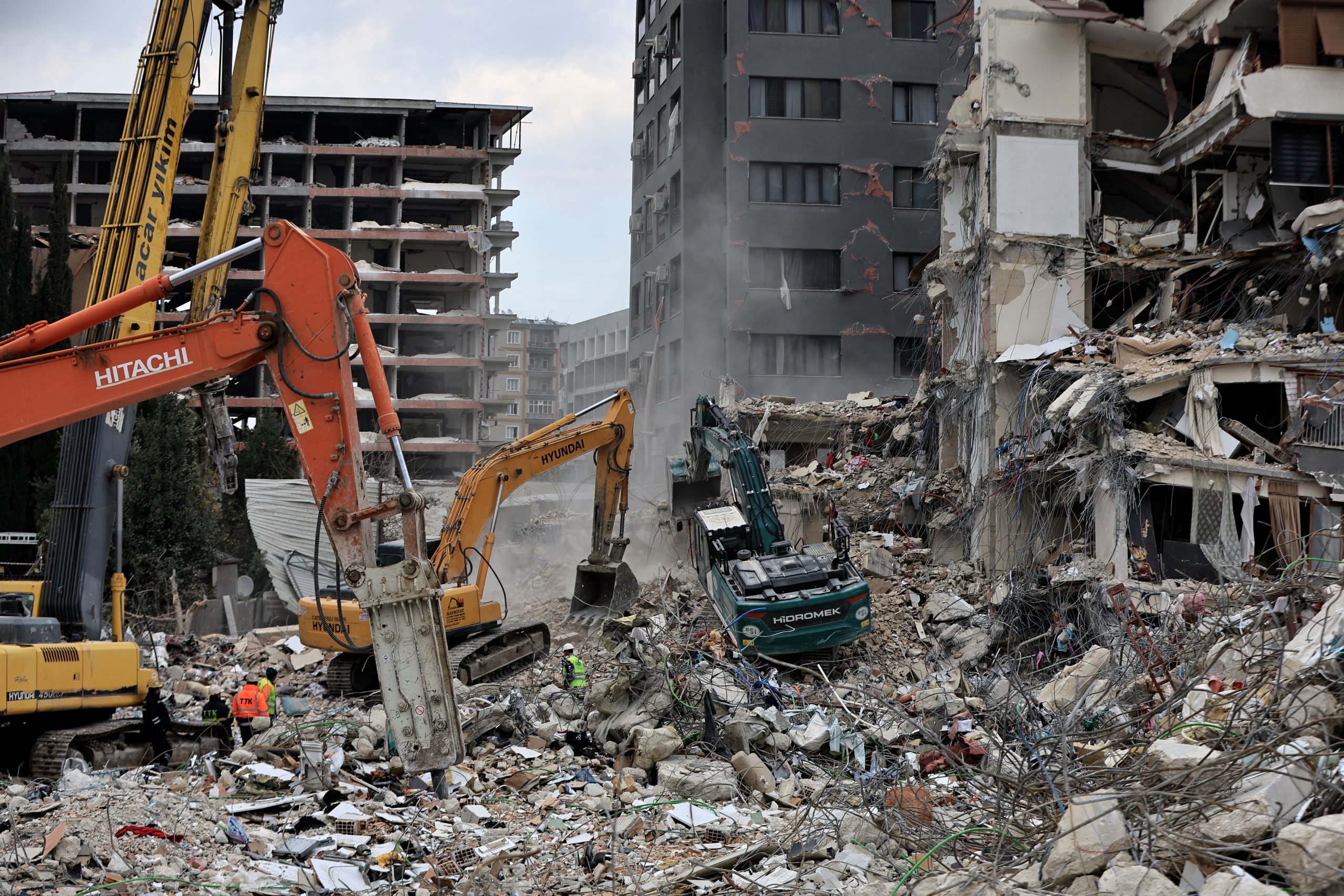 Turkey investigates building contractors as quake toll rises