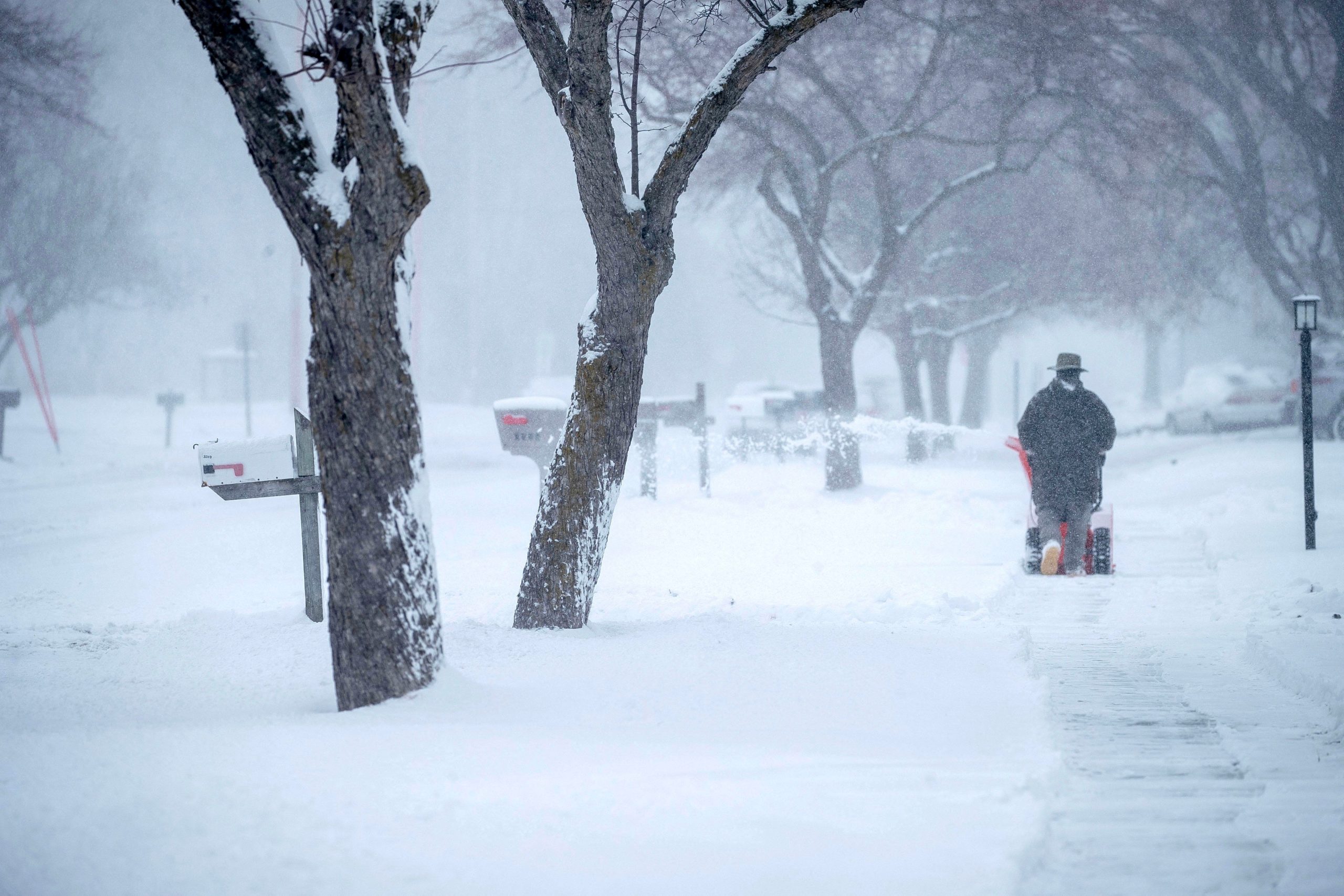 Winter storm knocks out power to 900k, grounds thousands of flights