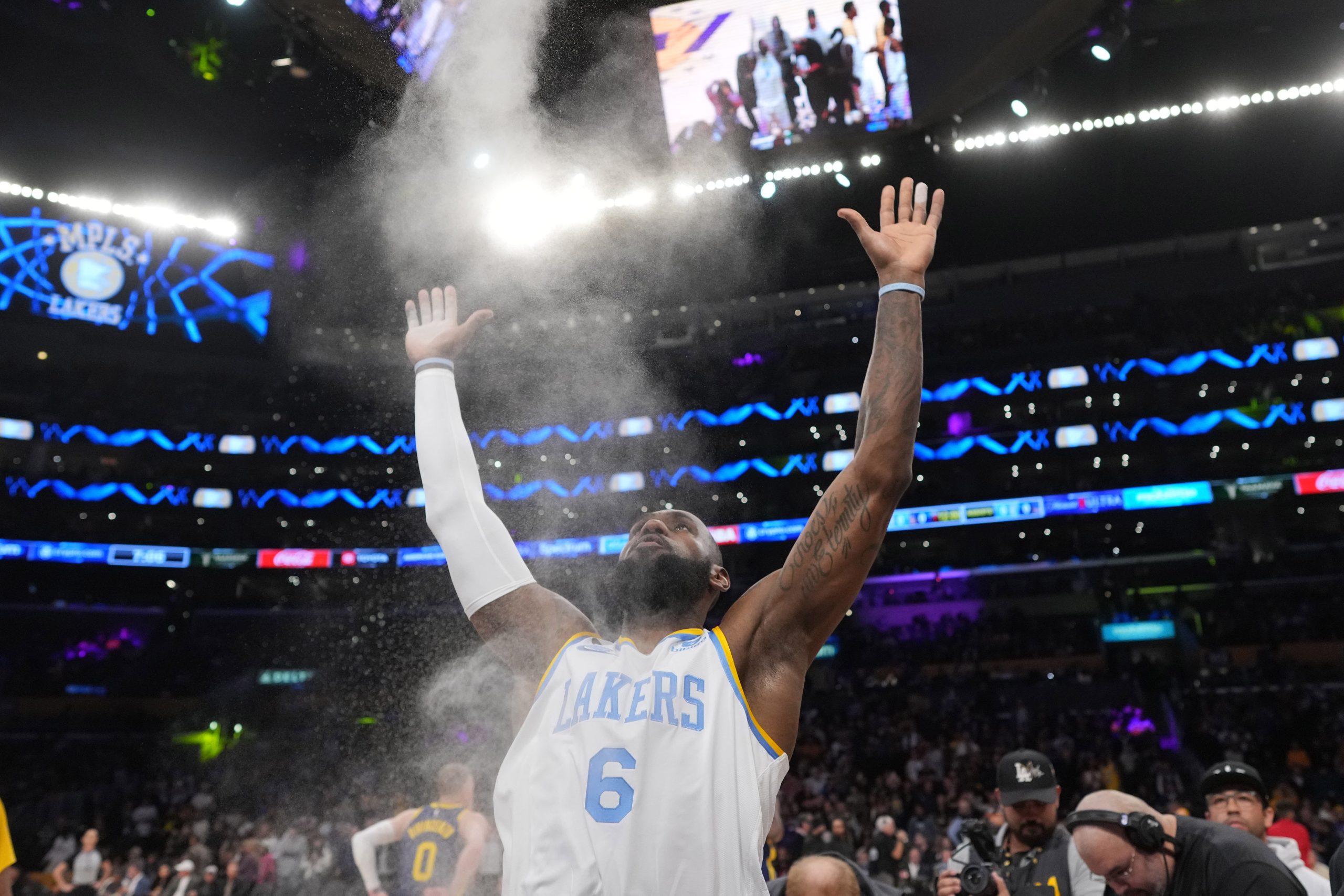 LeBron James, Lakers rally from 27-point deficit against Mavricks