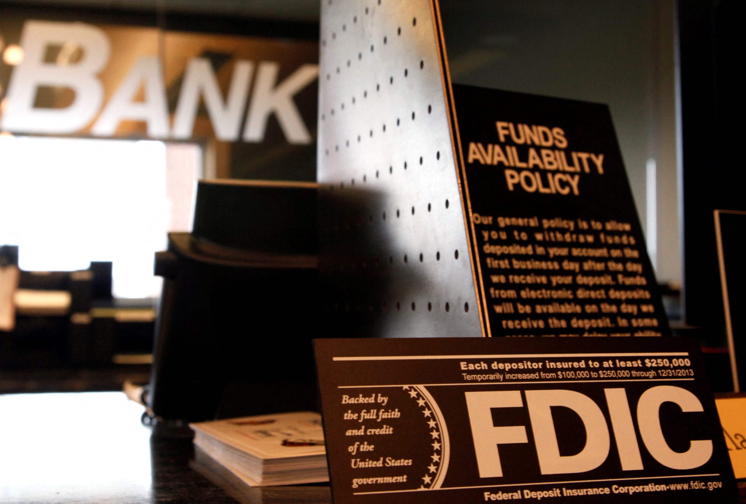 U.S. lawmakers to examine hike in FDIC bank deposit insurance cap