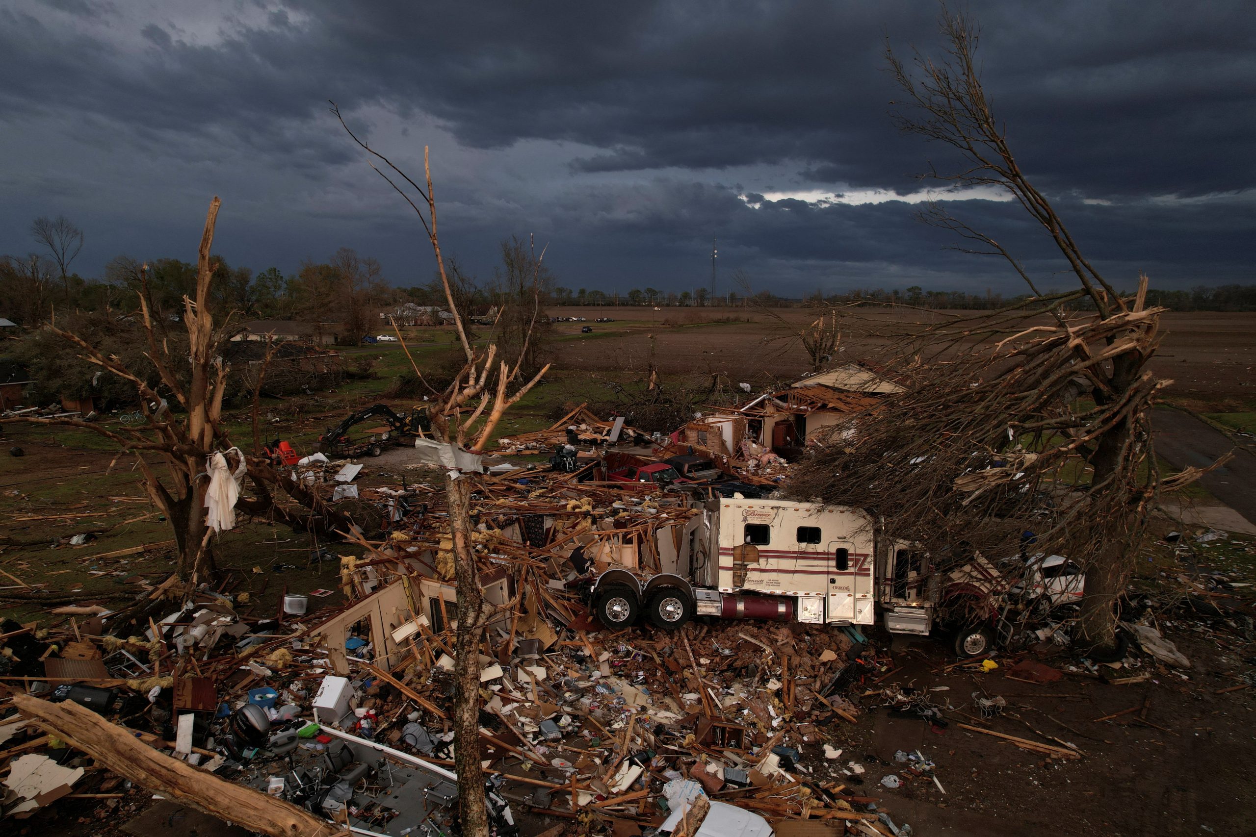 Storm chaser rescues family from tornado, vows to rebuild their home