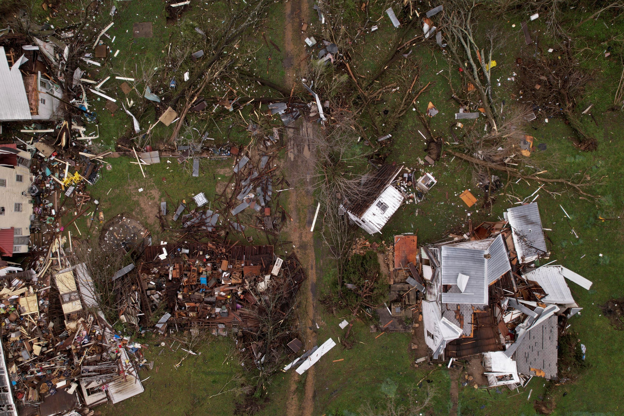 Tornado kills 5 after tearing through southeastern Missouri