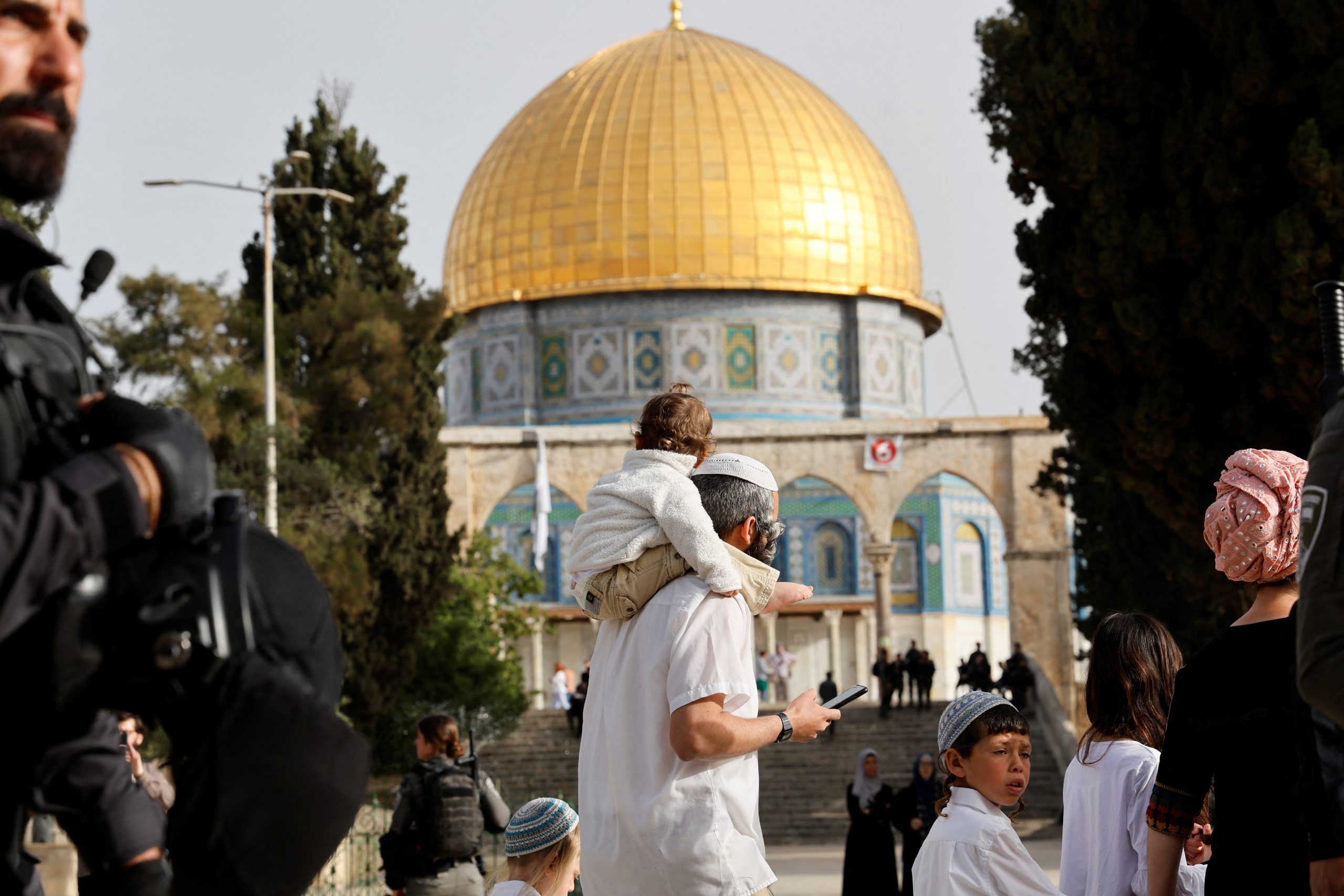 After days of violence, Jerusalem prayers end peacefully