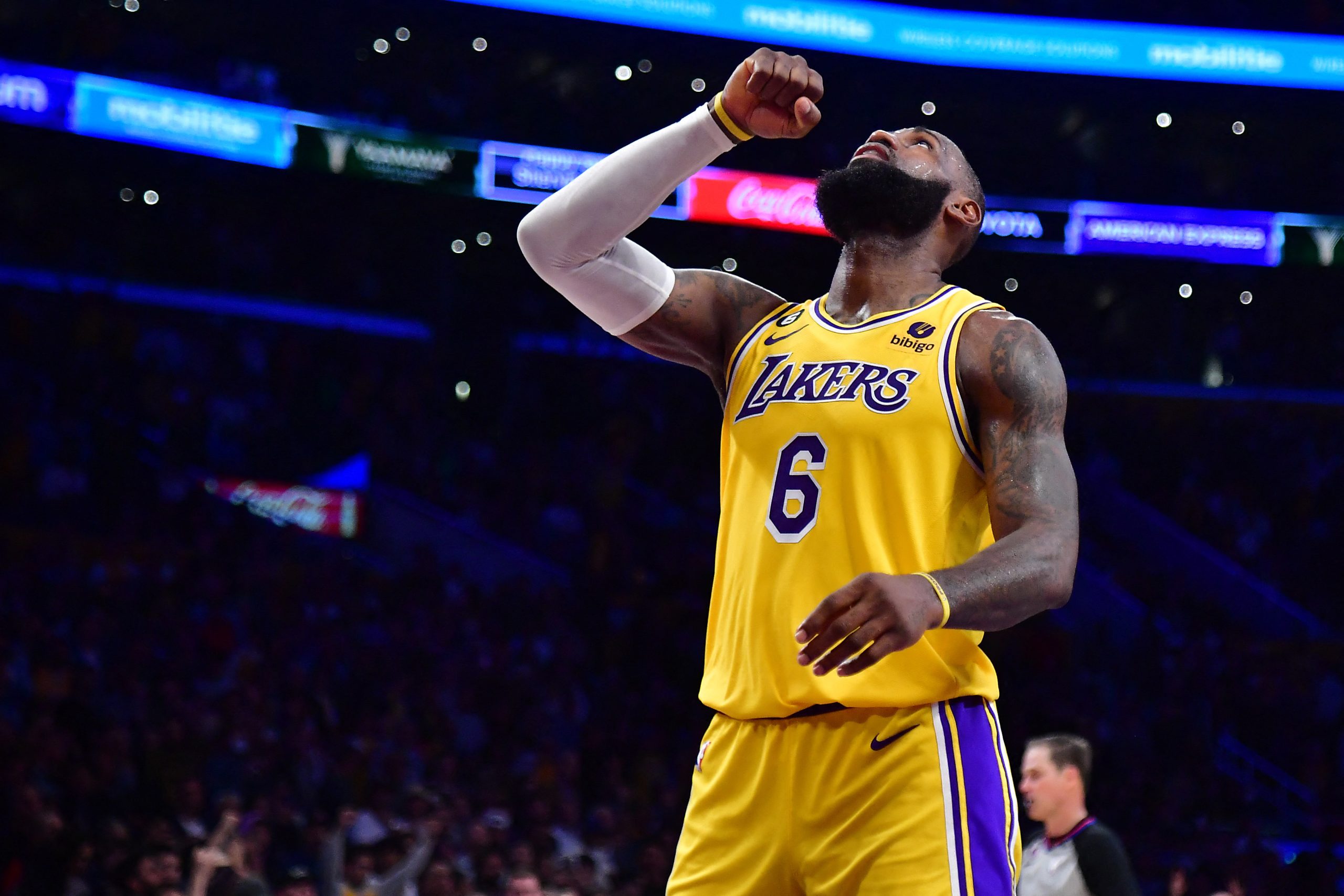 Anthony Davis dominates, Lakers beat Warriors in Game 1