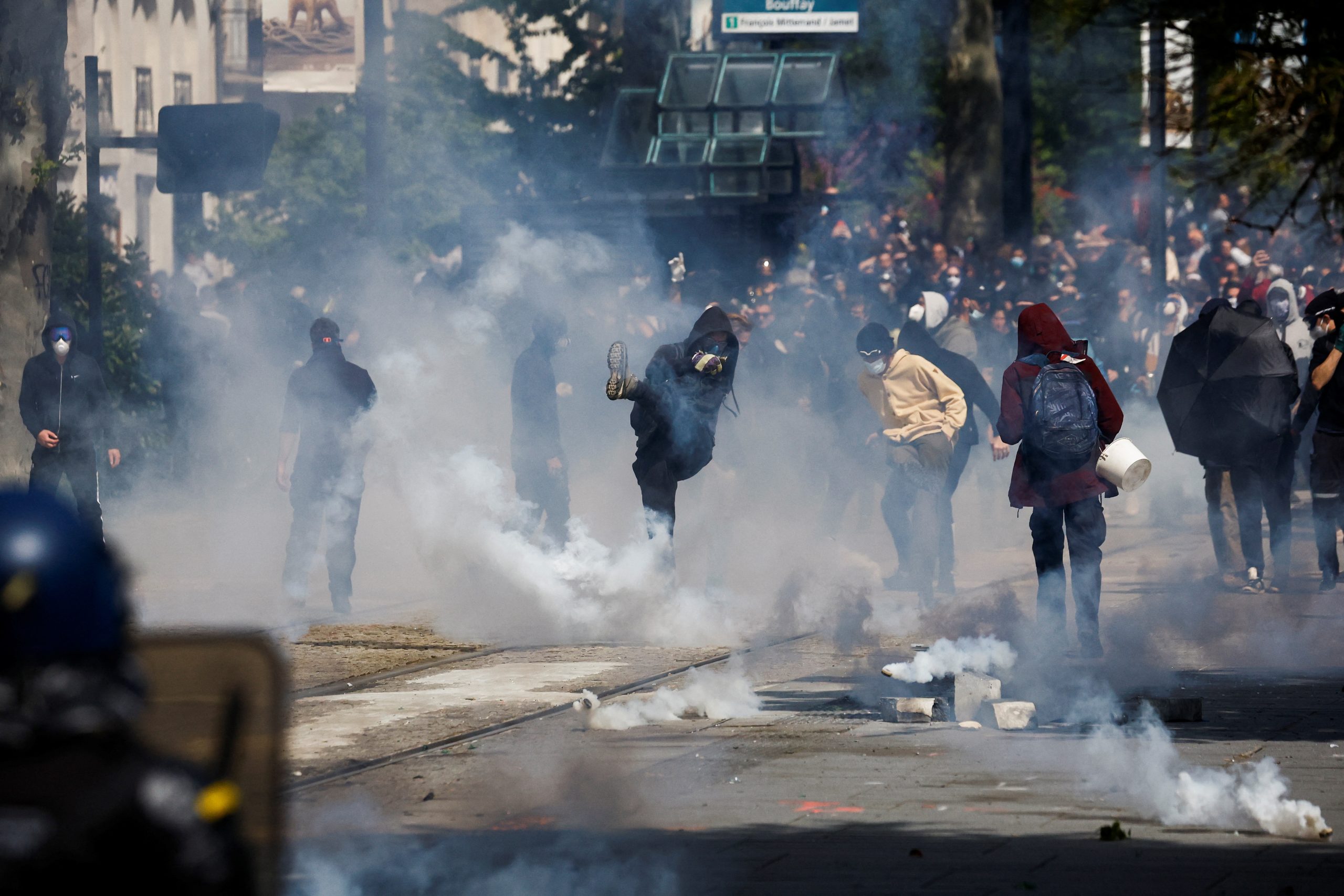 French police clash with black-clad anarchists during May Day rallies