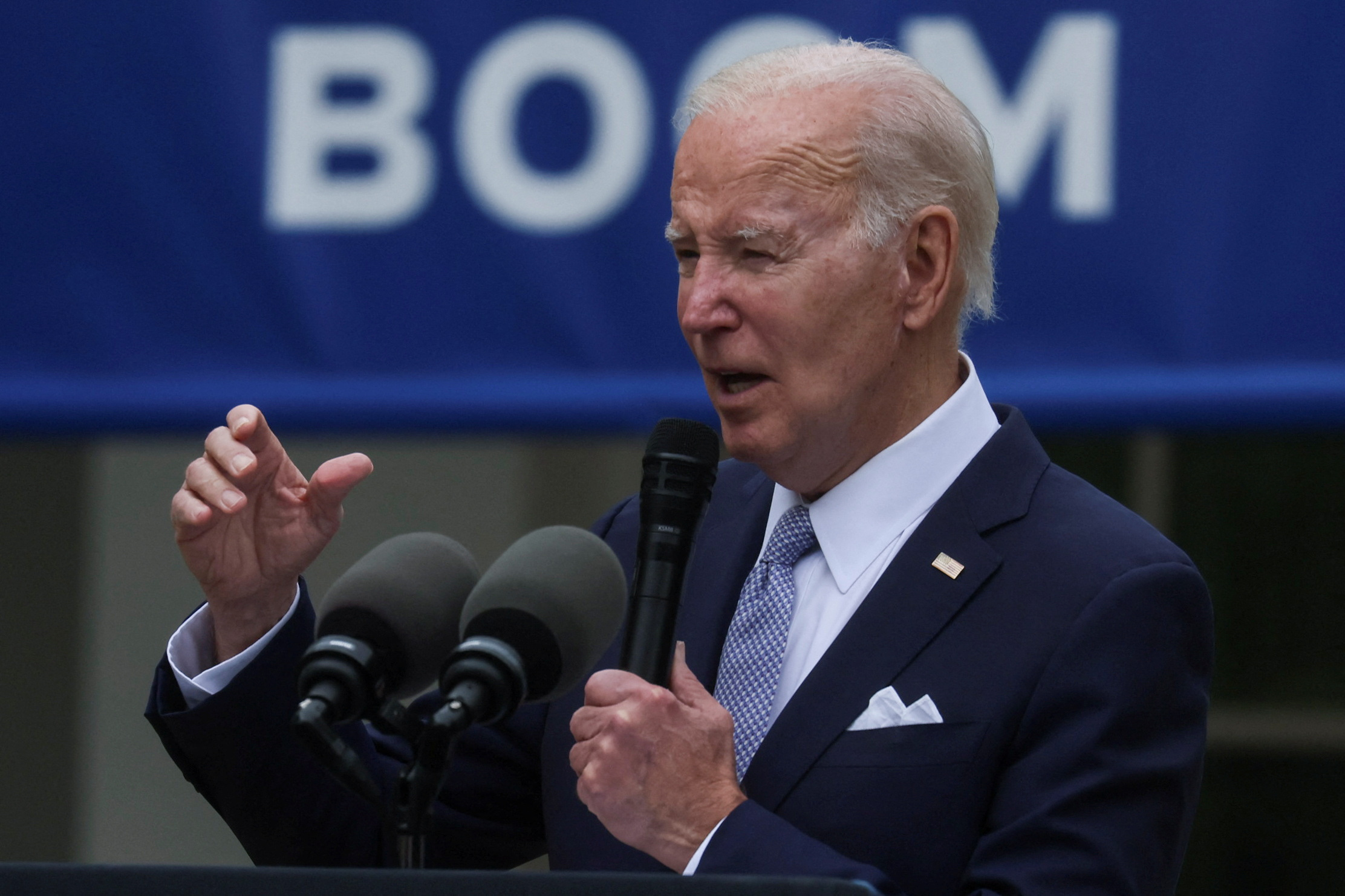 Biden wants airlines to pay passengers for lengthy delays